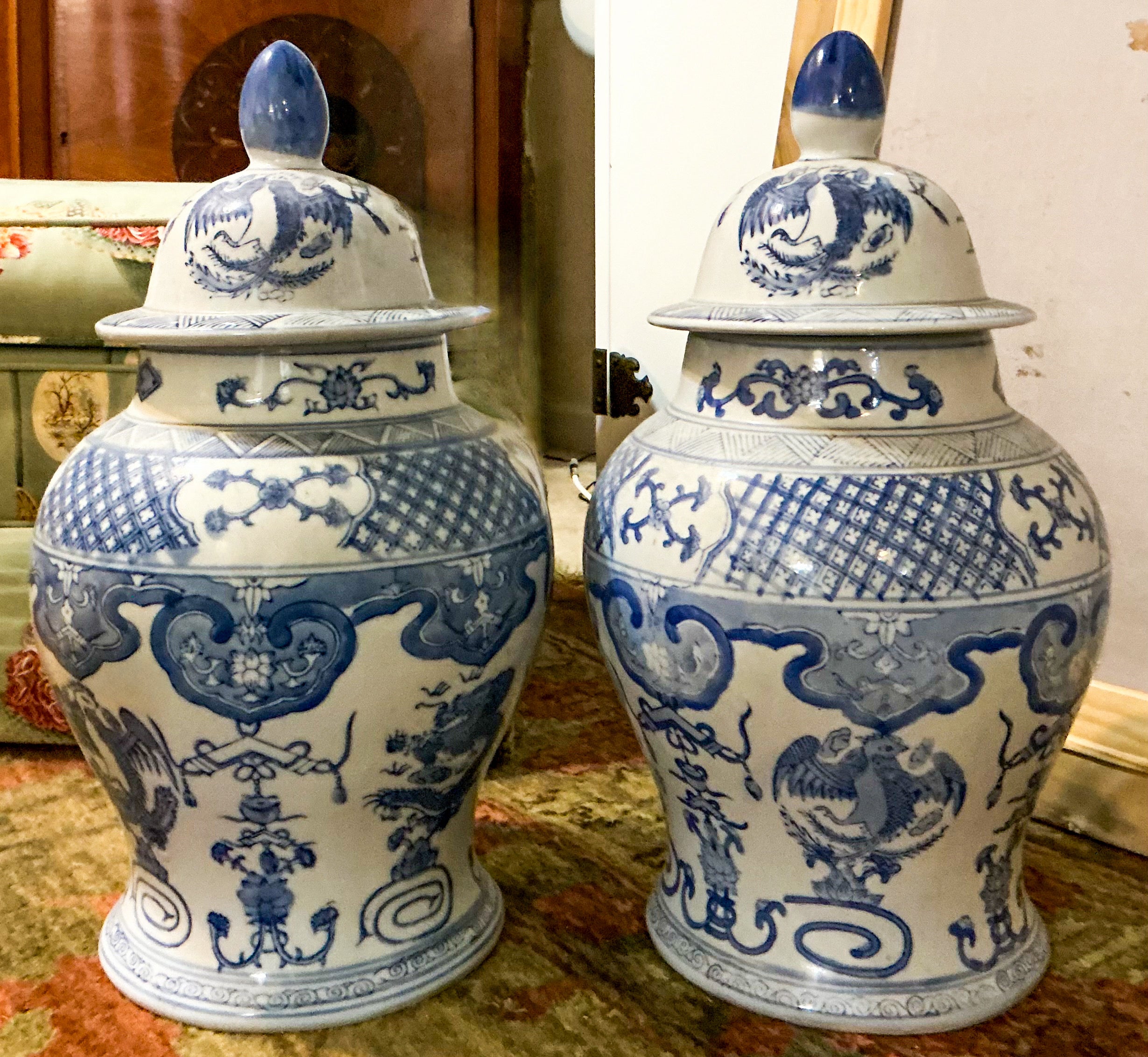 This a pair of mid-century Chinese Export style blue and white ginger jars. They date approximately to the 60s. They are in very good condition. 