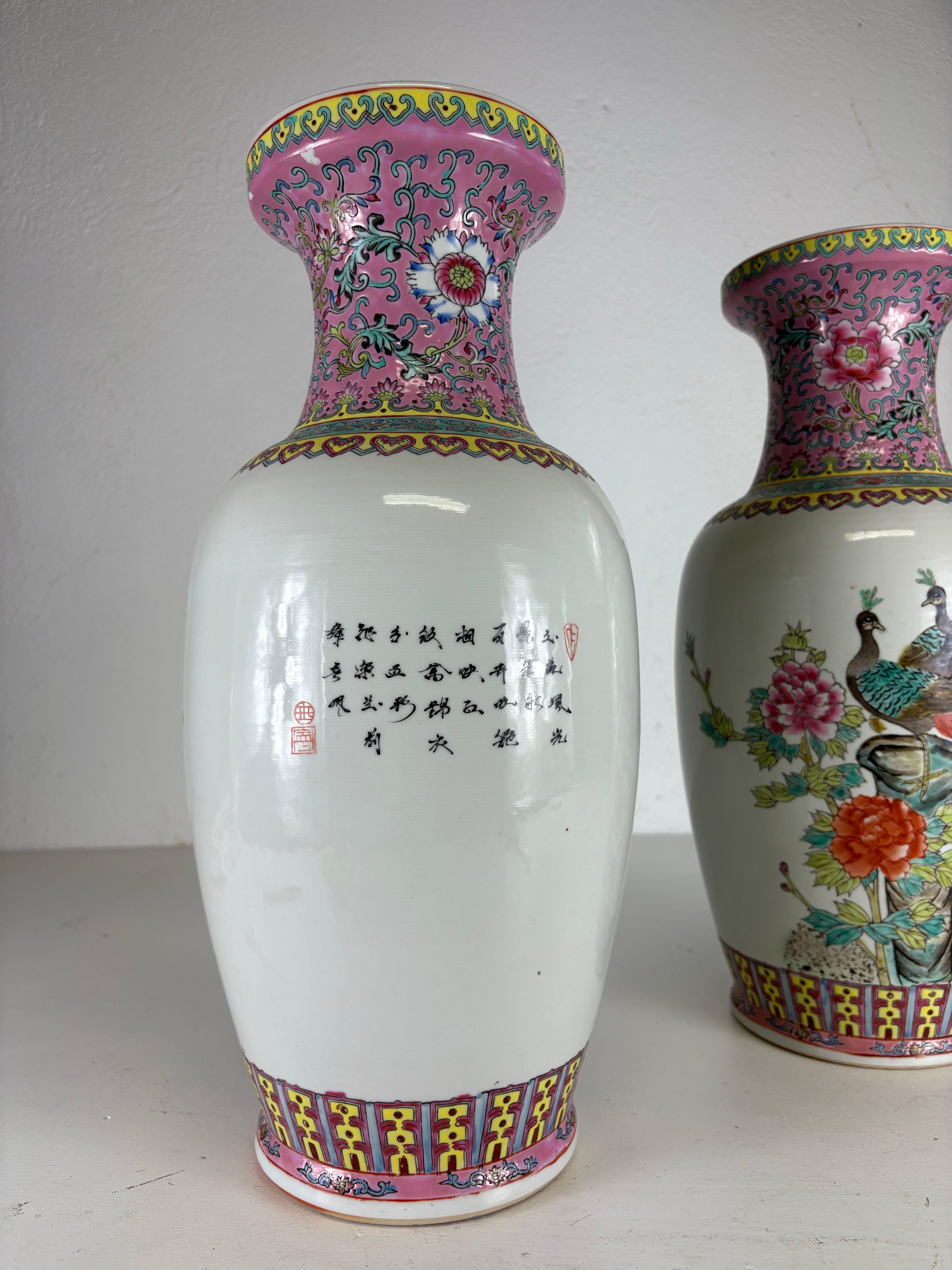 Il s'agit d'une paire de vases d'exportation chinoise peints à la main, datant du milieu du siècle dernier. Ces vases sont ornés d'oiseaux et de motifs floraux peints à la main sur toute la surface. Ces vases sont des exportations chinoises datant