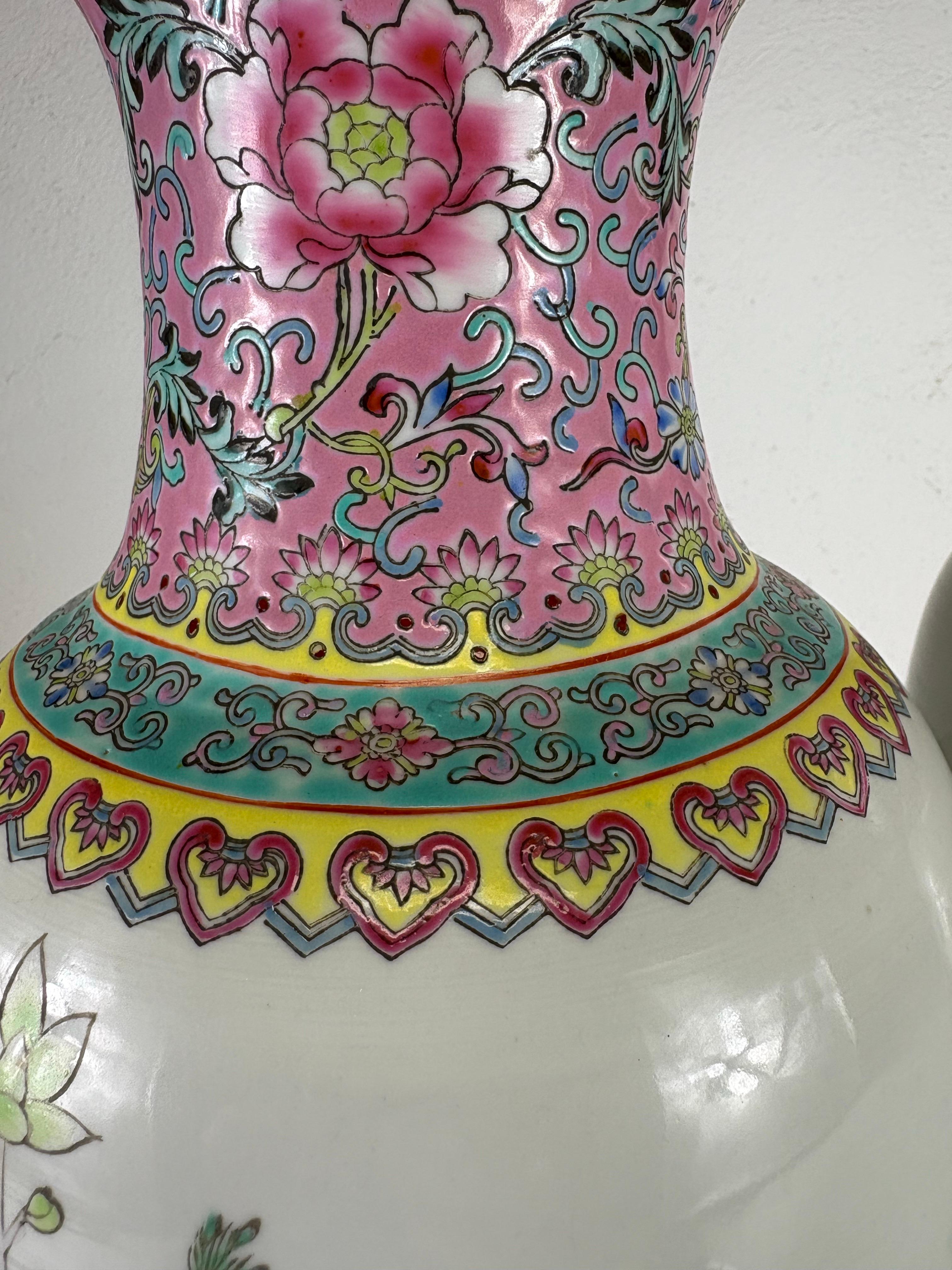 Vases d'exportation chinois du milieu du siècle peints à la main/une paire Bon état - En vente à Allentown, PA