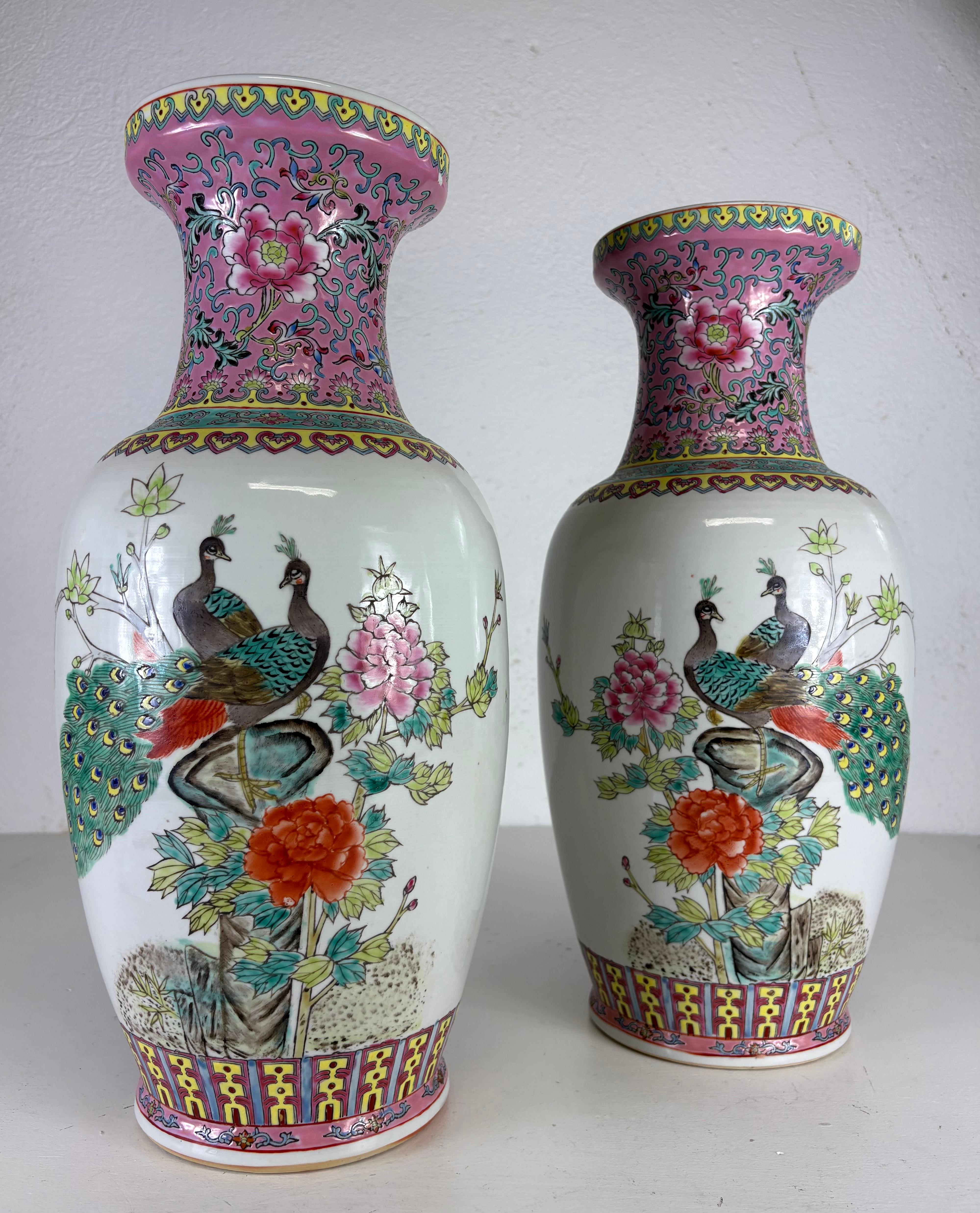 Fin du 20e siècle Vases d'exportation chinois du milieu du siècle peints à la main/une paire en vente