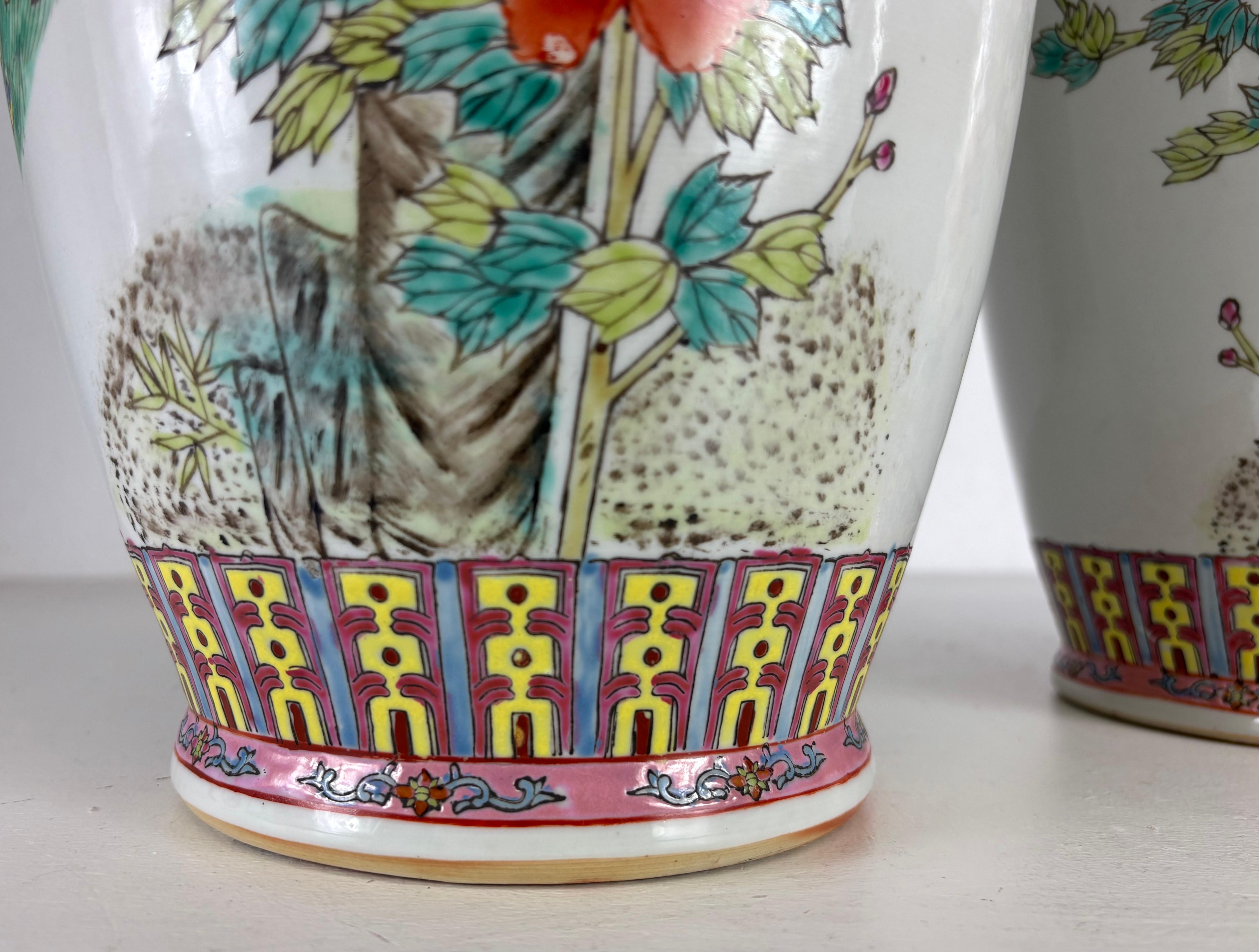 Poteries Vases d'exportation chinois du milieu du siècle peints à la main/une paire en vente