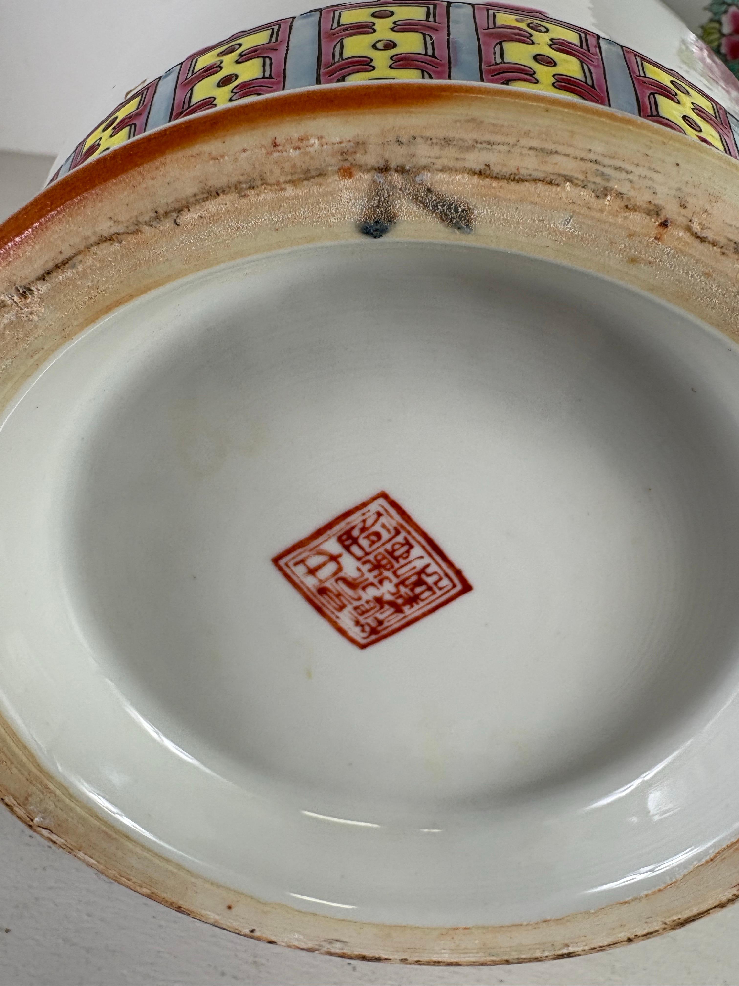 Vases d'exportation chinois du milieu du siècle peints à la main/une paire en vente 1