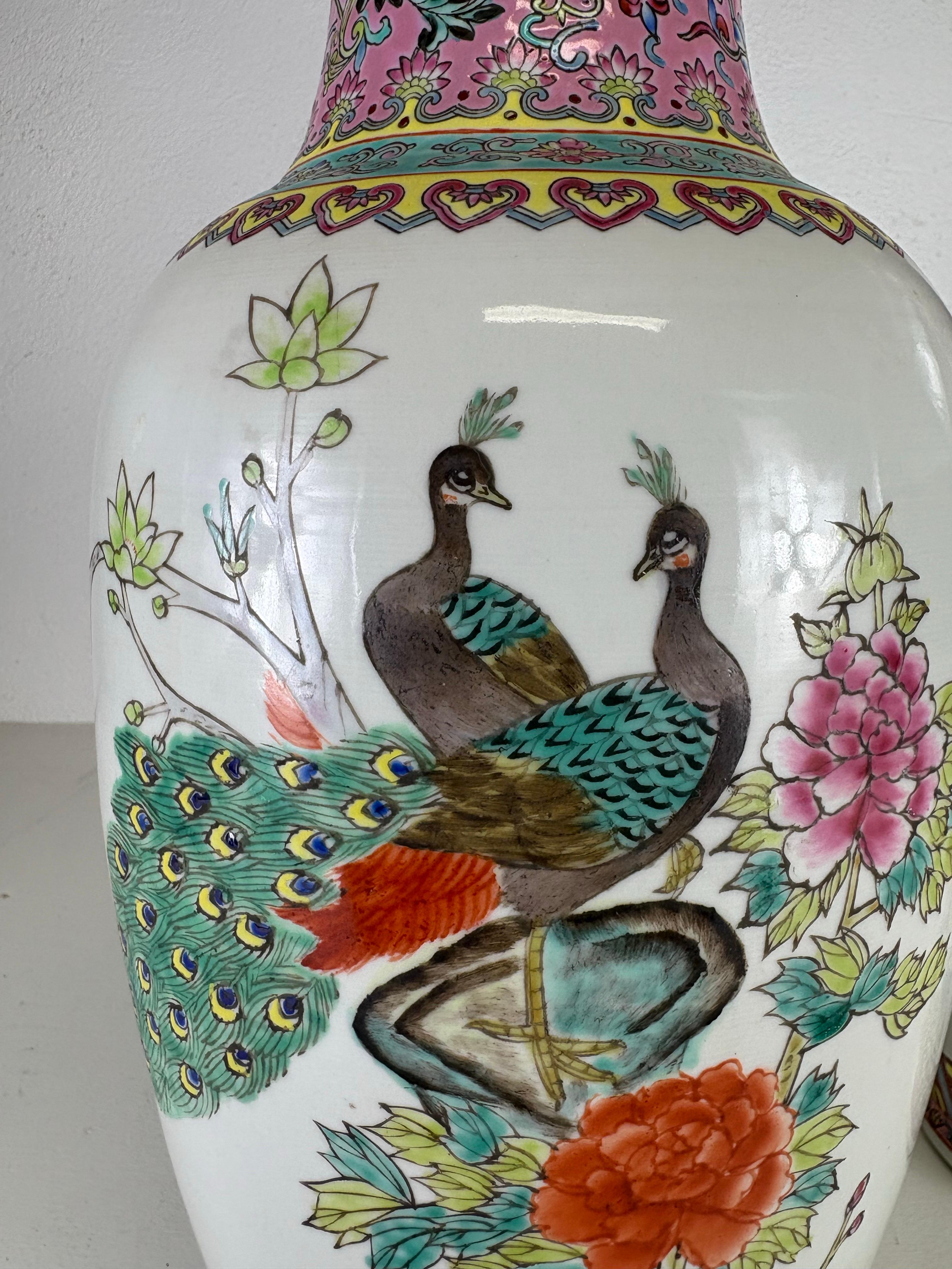 Vases d'exportation chinois du milieu du siècle peints à la main/une paire en vente 2