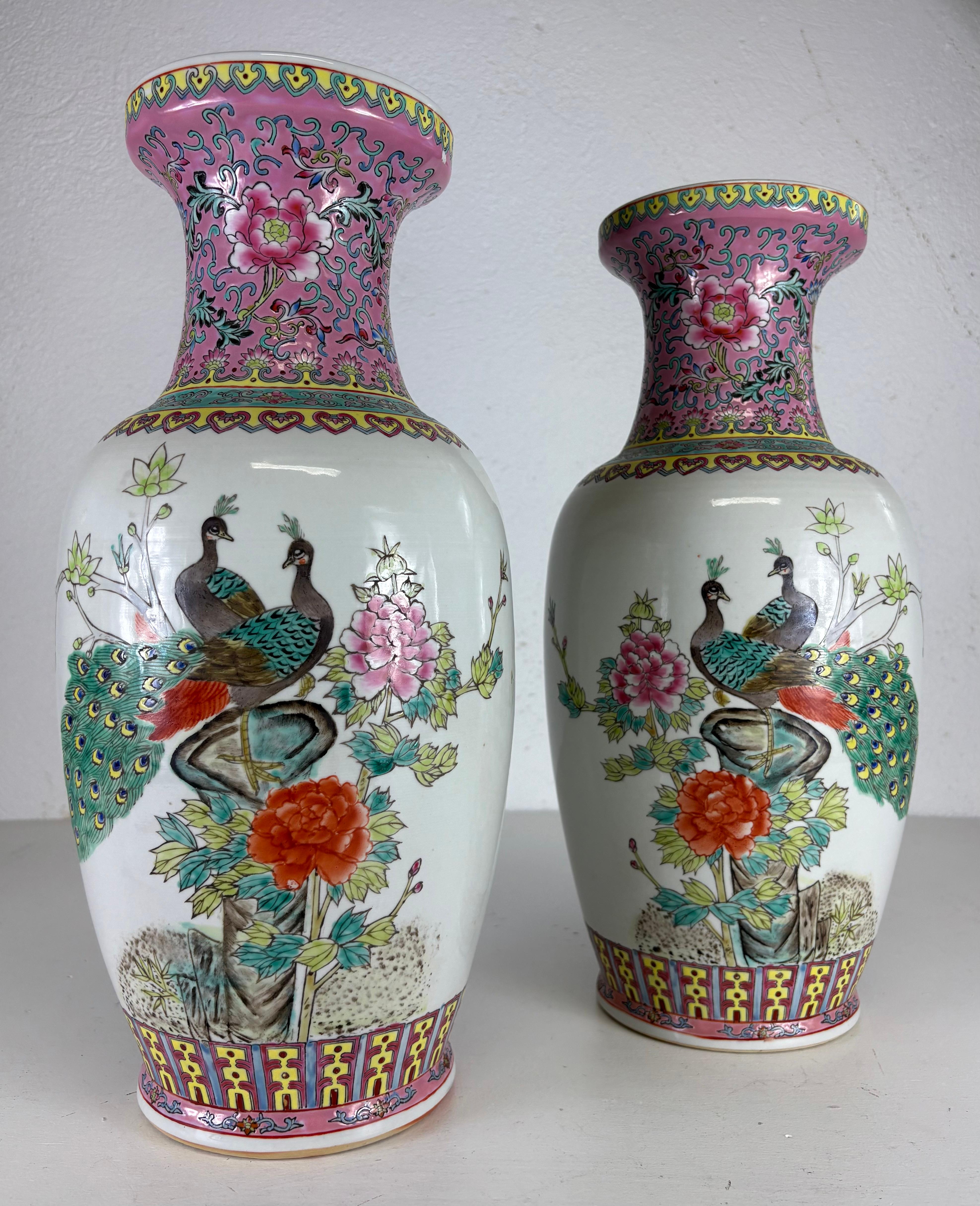 Vases d'exportation chinois du milieu du siècle peints à la main/une paire en vente 3
