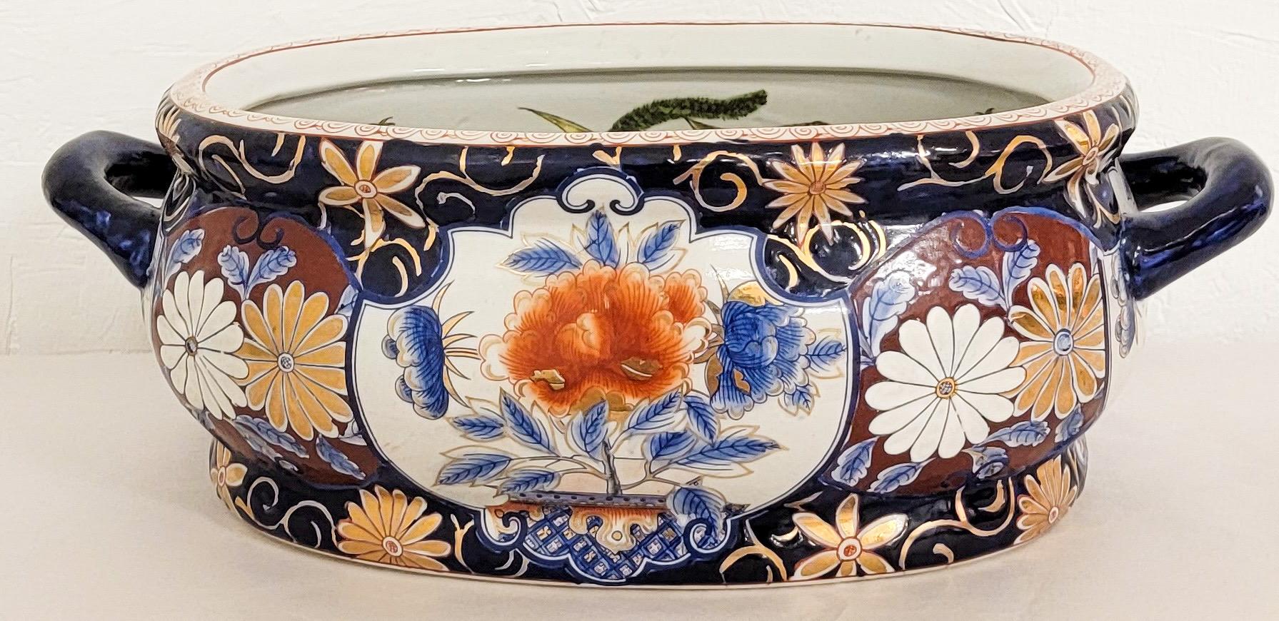 Bain de pieds / Jardinière bleu et blanc de style Imari et d'exportation chinoise du milieu du siècle dernier Bon état - En vente à Kennesaw, GA