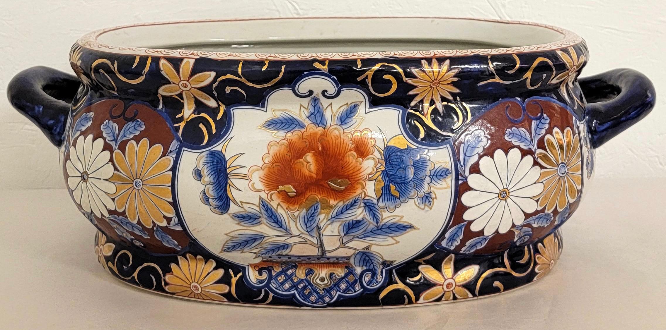 Great for gifting or home decor! This is a lovely Chinese Export style footbath. It is hand painted and has gilt accents. Note the interior fish!