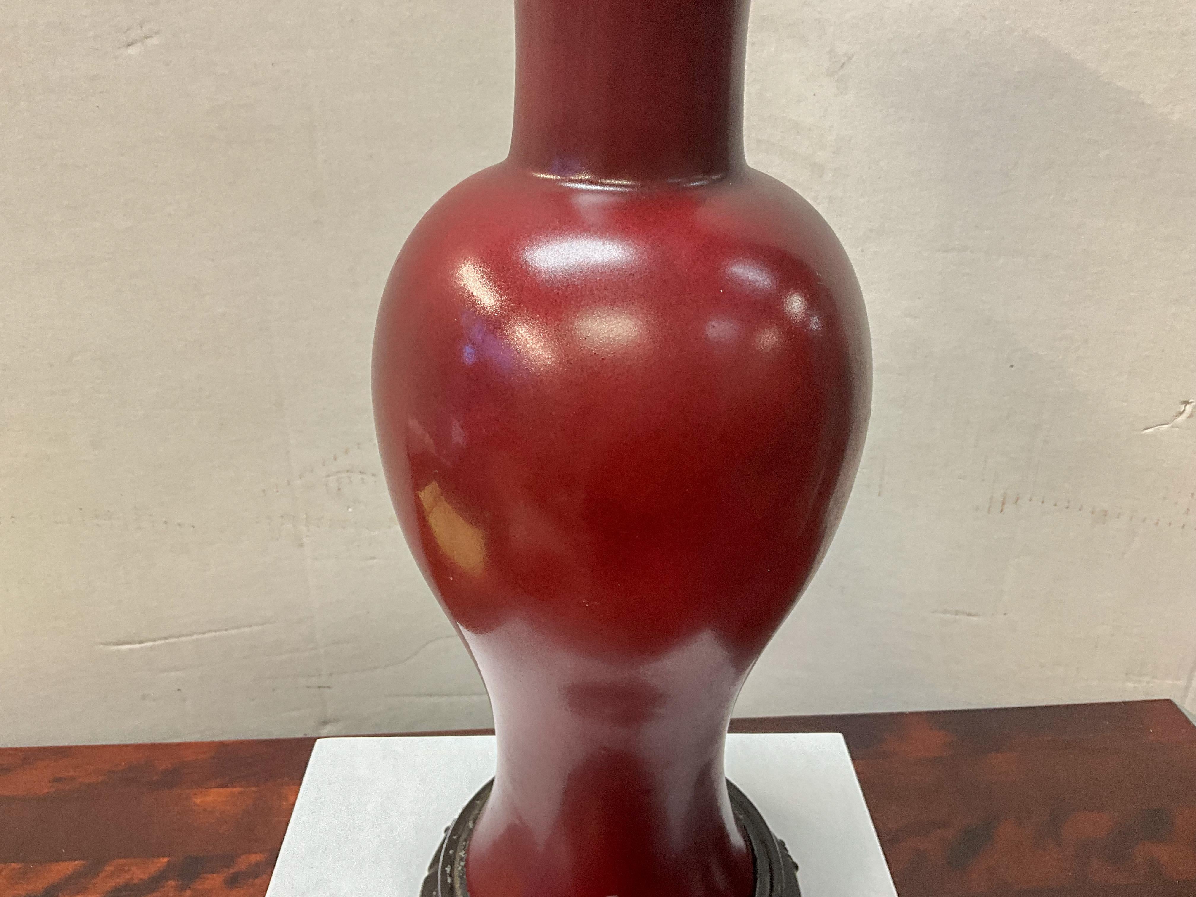 Exportation chinoise Lampe de table à vase en porcelaine rouge sang-de-bœuf d'exportation chinoise du milieu du siècle - Paire en vente