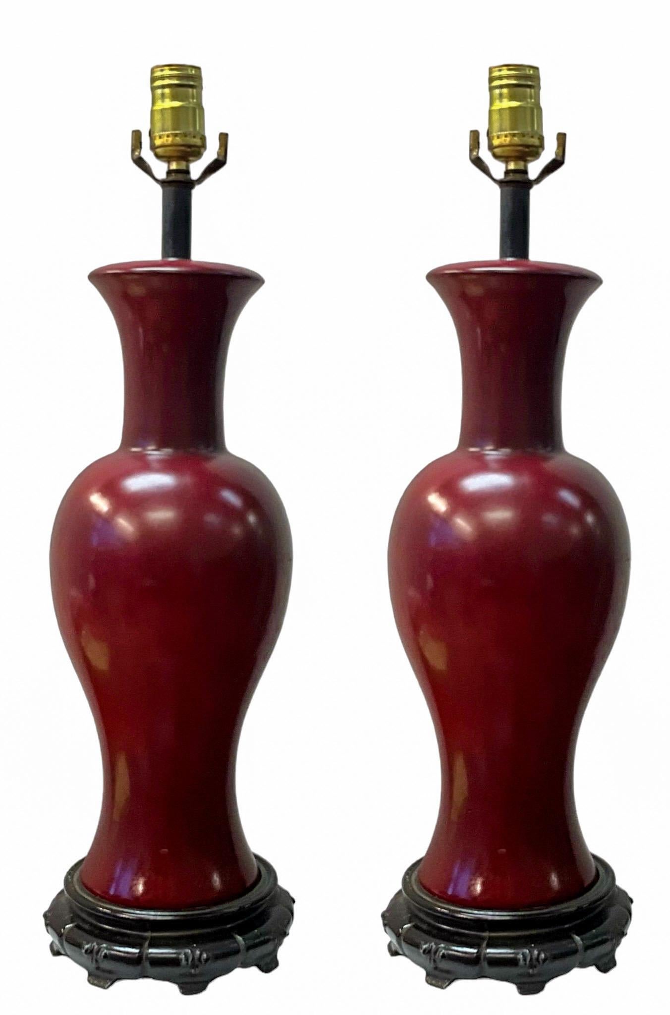 20ième siècle Lampe de table à vase en porcelaine rouge sang-de-bœuf d'exportation chinoise du milieu du siècle - Paire en vente