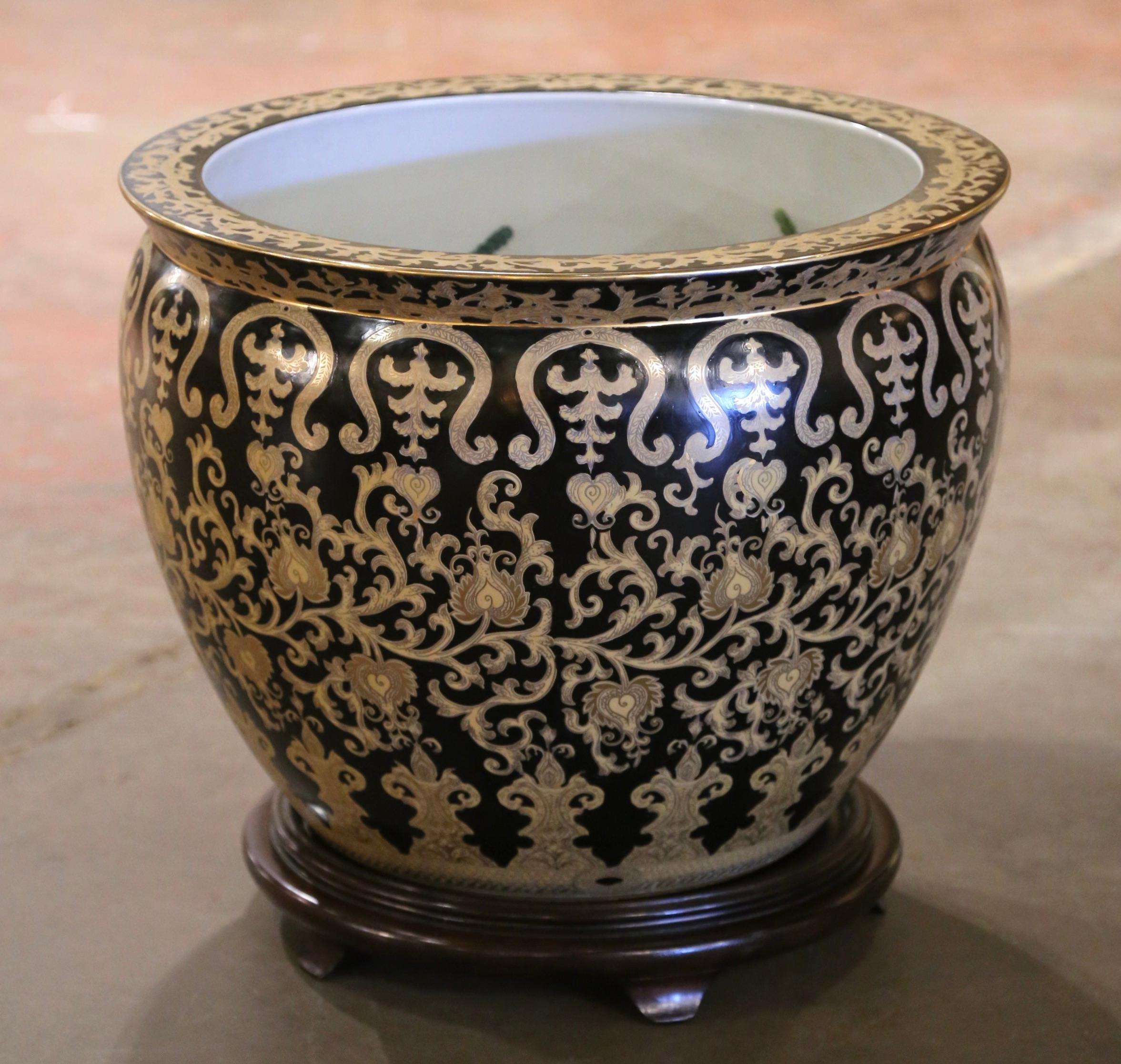 Mid-Century Chinese Export Painted and Gilt Porcelain Fish Bowl on Stand In Excellent Condition In Dallas, TX