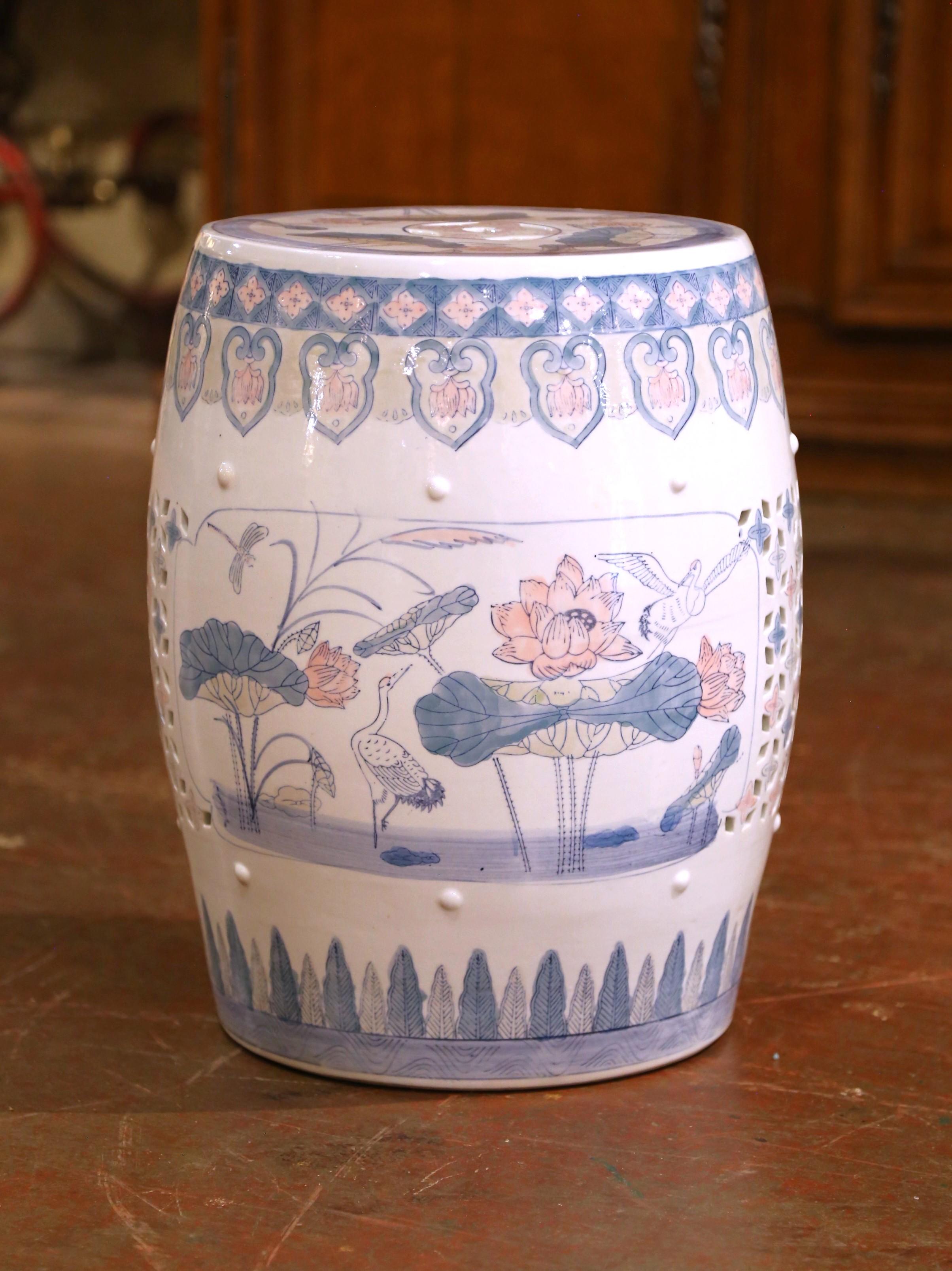 Dieser handbemalte Porzellan-Gartensitz bringt einen Hauch von eleganter Chinoiserie in Ihr Haus oder Ihren Garten. Die um 1960 in China hergestellte tonnenförmige Form weist an den Seiten und oben ein durchbrochenes geometrisches Muster auf, das