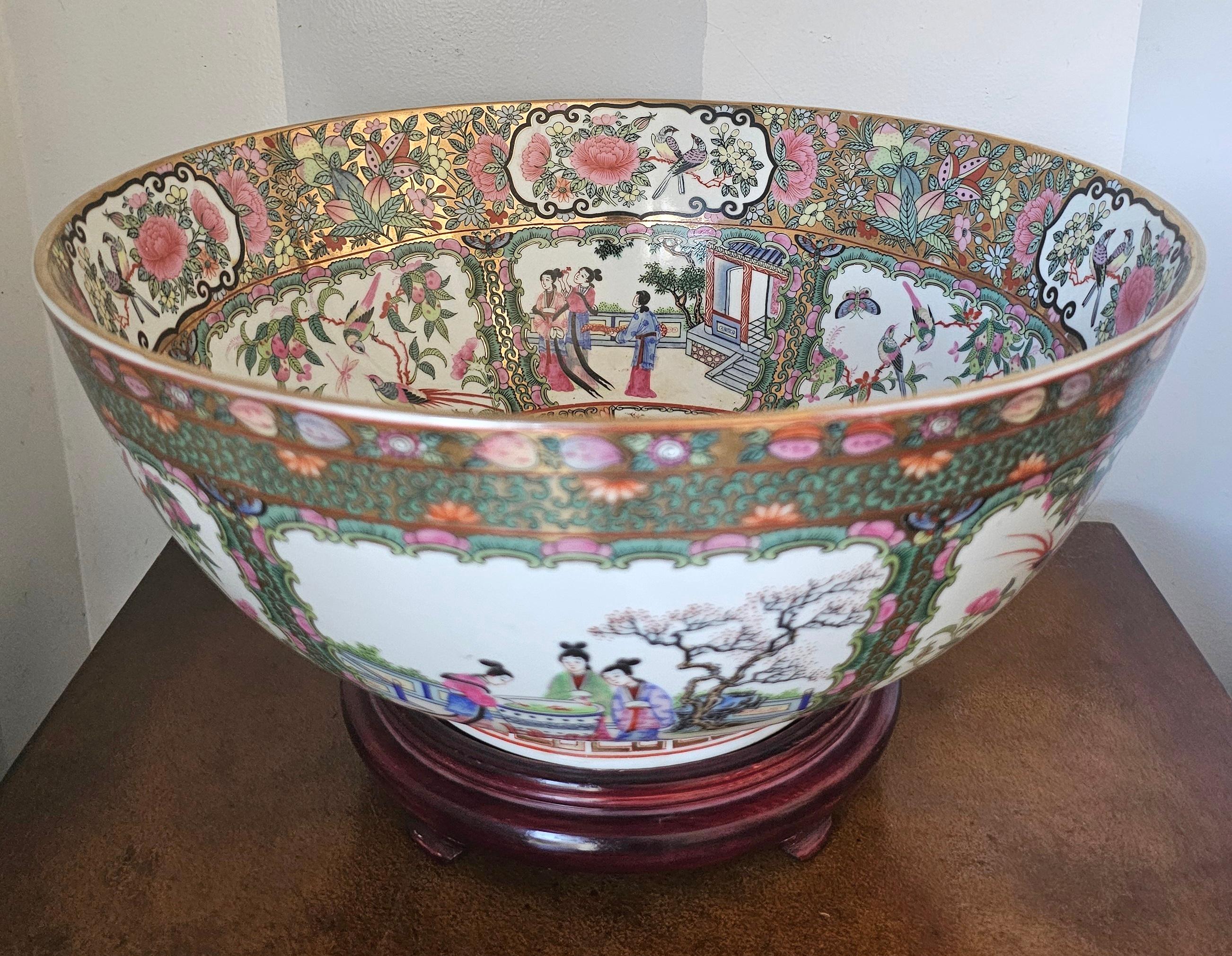 Punch Bowl con medaglione a rosa di esportazione cinese della metà del secolo scorso su supporto in Wood in vendita 2