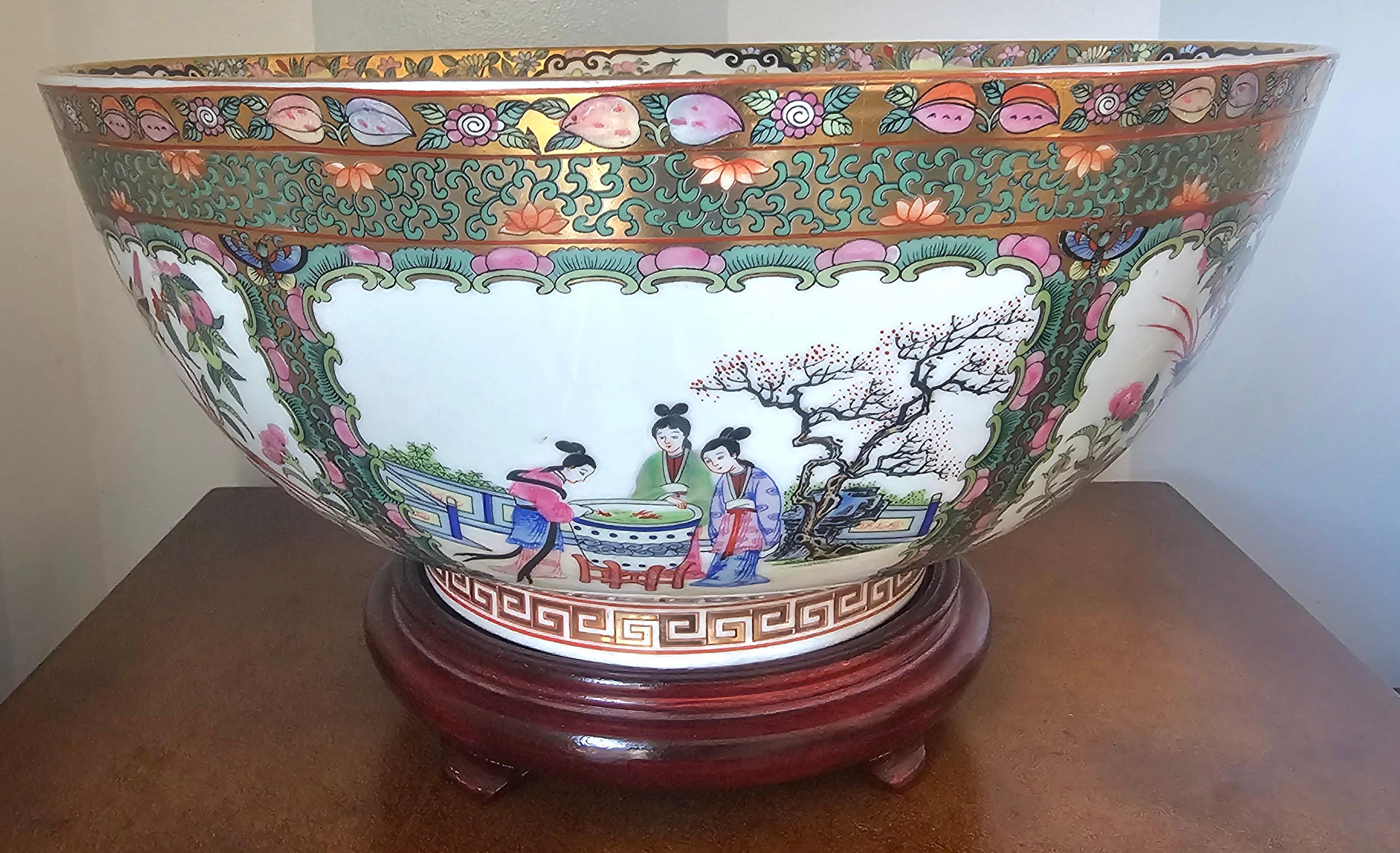 Punch Bowl con medaglione a rosa di esportazione cinese della metà del secolo scorso su supporto in Wood
Ottime condizioni vintage. Nessuna crepa, scheggiatura o riparazione.
Misura 14,125