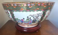 Punch Bowl con medaglione a rosa di esportazione cinese della metà del secolo scorso su supporto in Wood