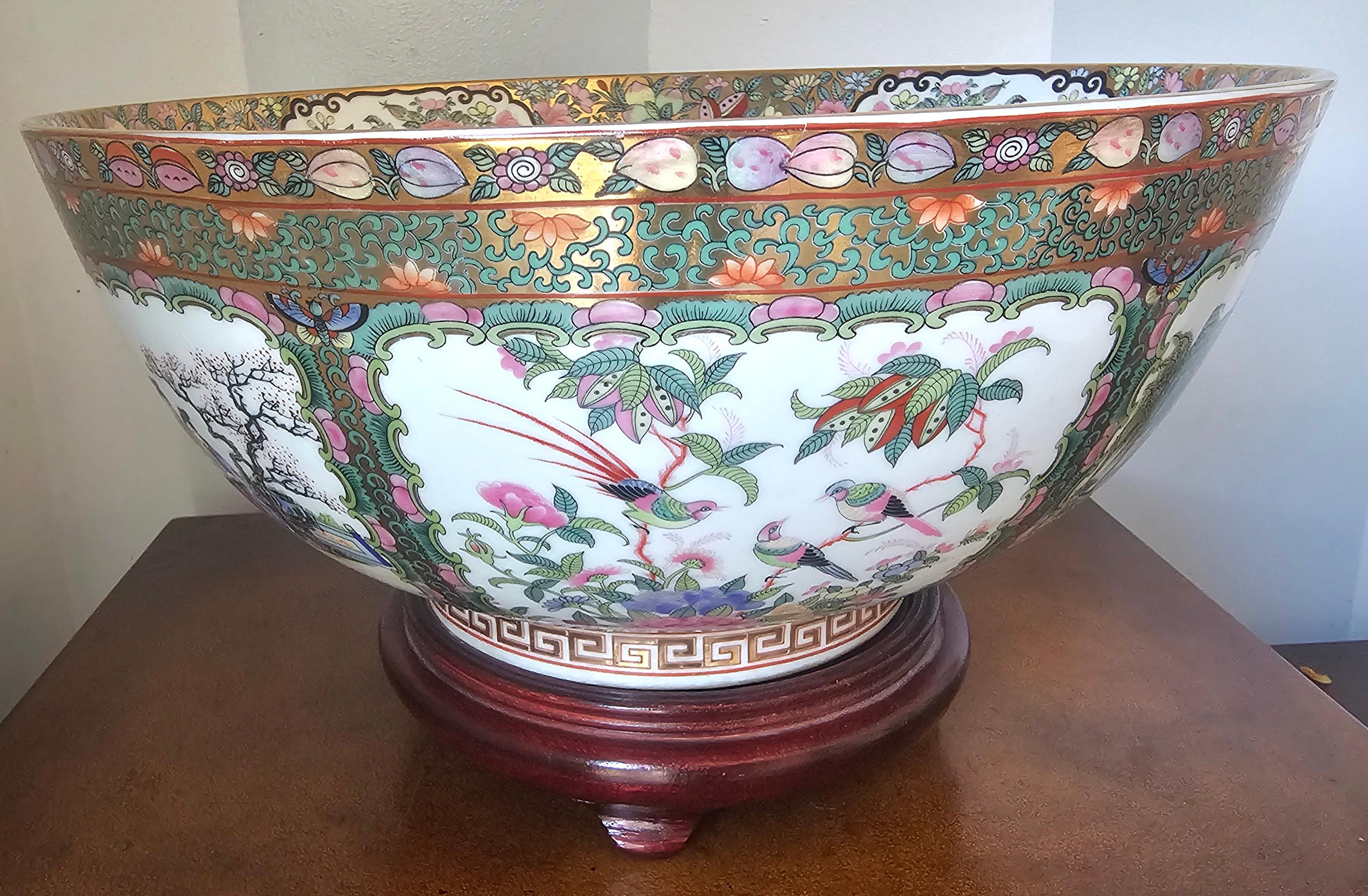Esportazione cinese Punch Bowl con medaglione a rosa di esportazione cinese della metà del secolo scorso su supporto in Wood in vendita