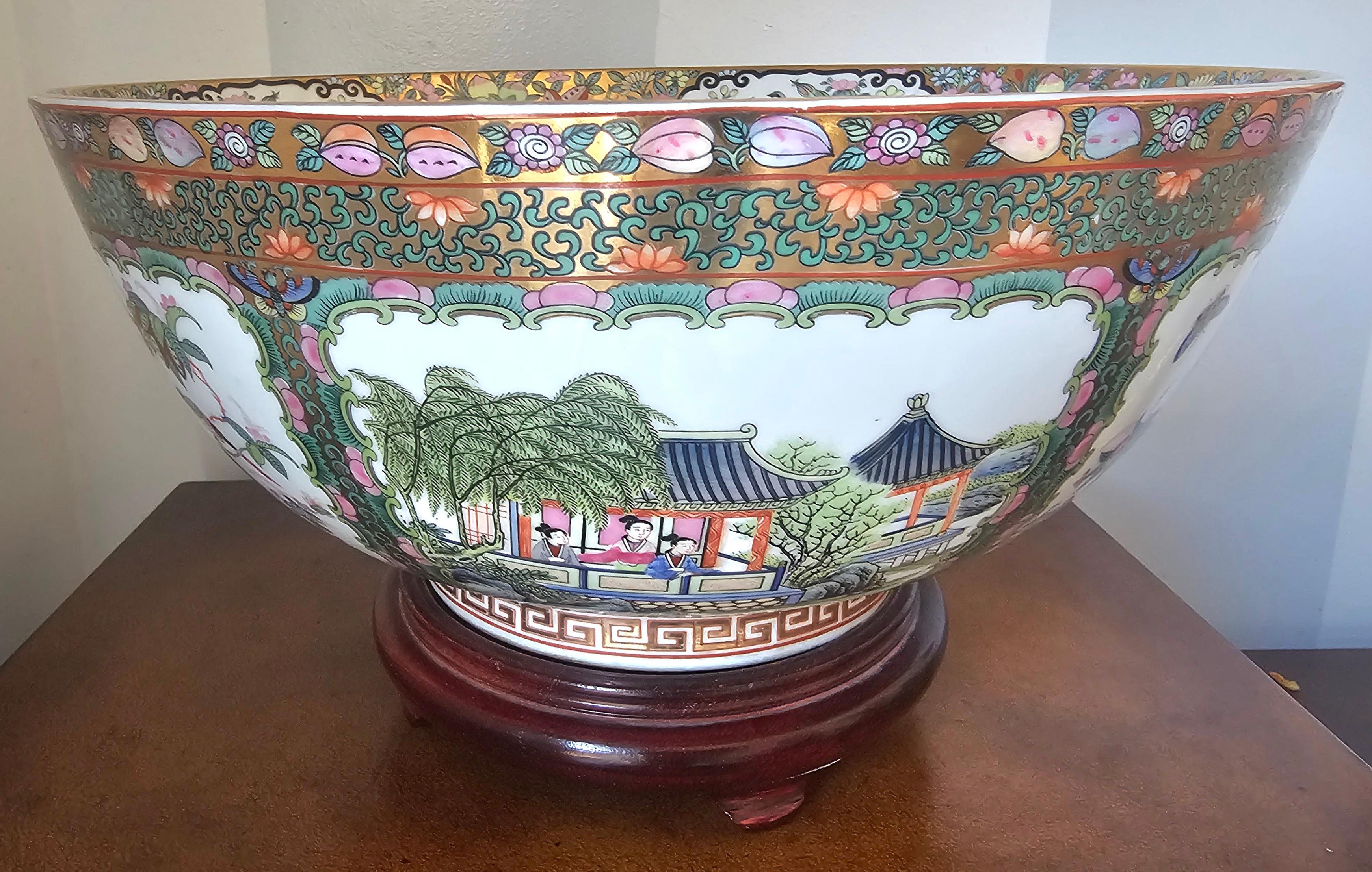 Cinese Punch Bowl con medaglione a rosa di esportazione cinese della metà del secolo scorso su supporto in Wood in vendita