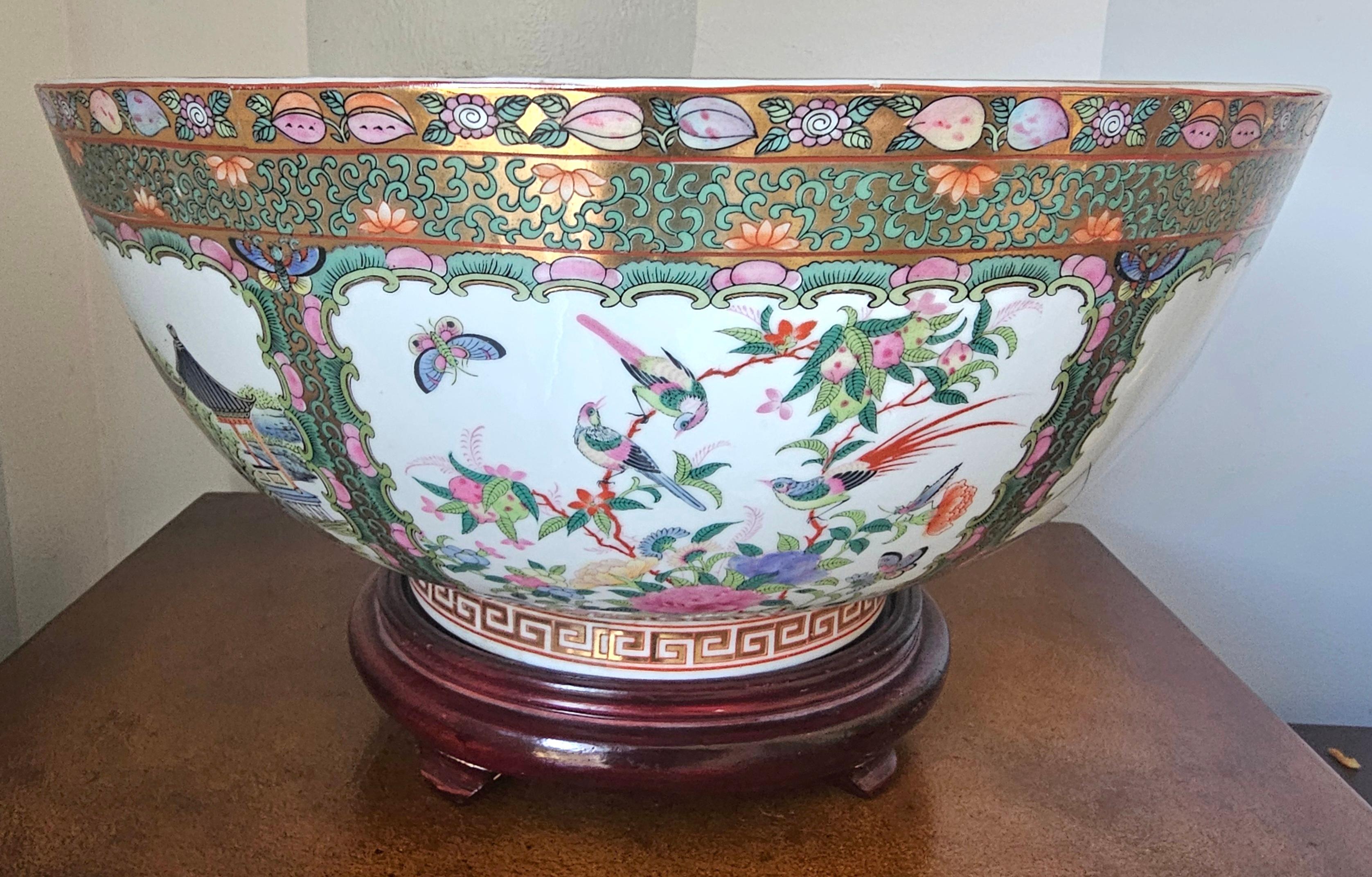 Dipinto a mano Punch Bowl con medaglione a rosa di esportazione cinese della metà del secolo scorso su supporto in Wood in vendita