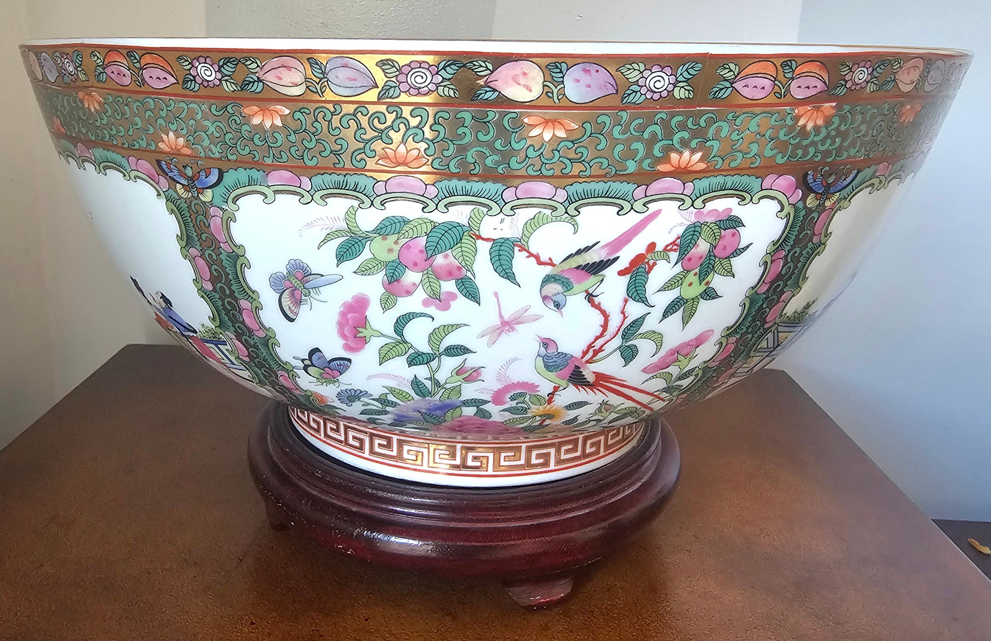 Punch Bowl con medaglione a rosa di esportazione cinese della metà del secolo scorso su supporto in Wood In condizioni ottime in vendita a Germantown, MD