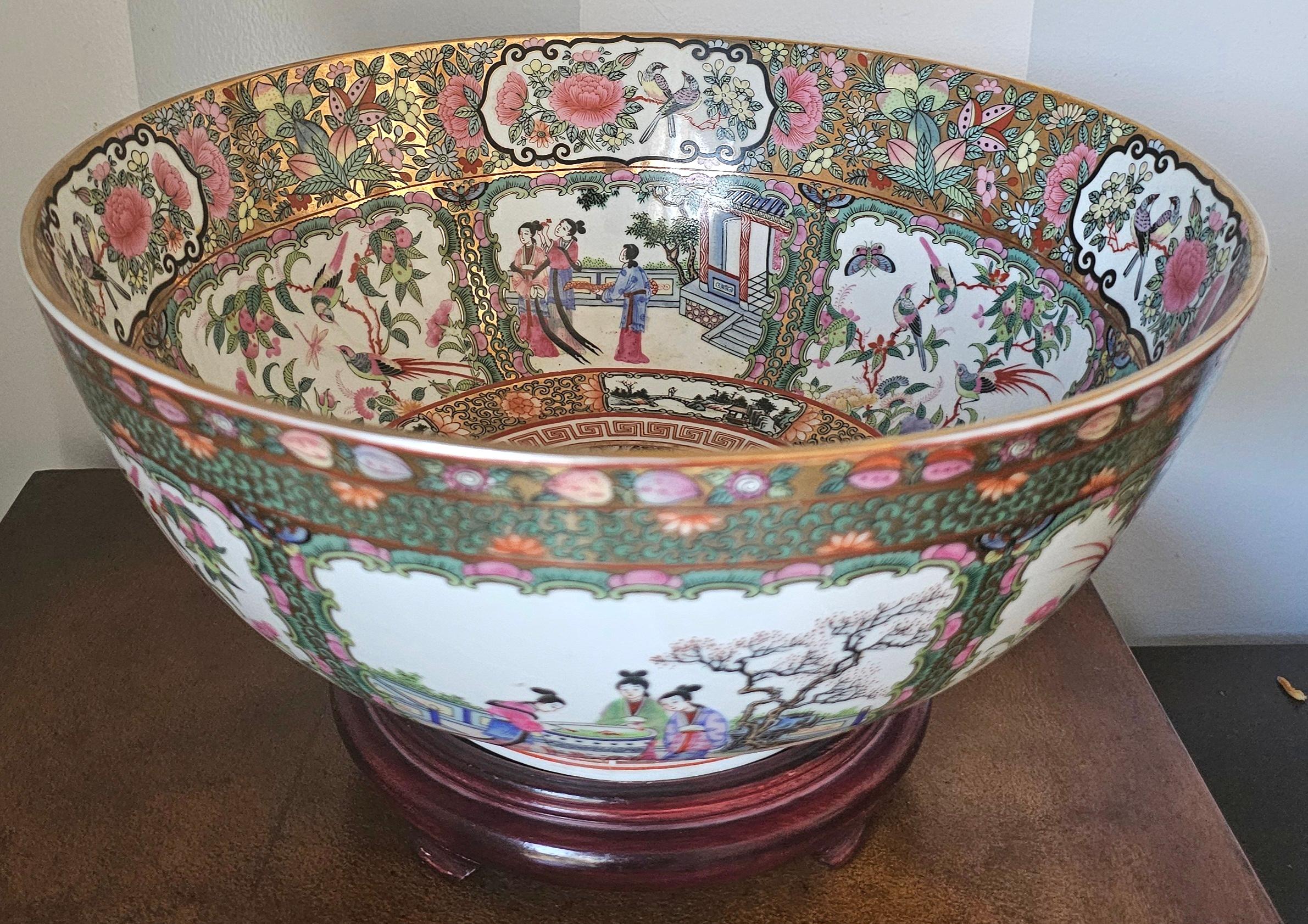 XX secolo Punch Bowl con medaglione a rosa di esportazione cinese della metà del secolo scorso su supporto in Wood in vendita