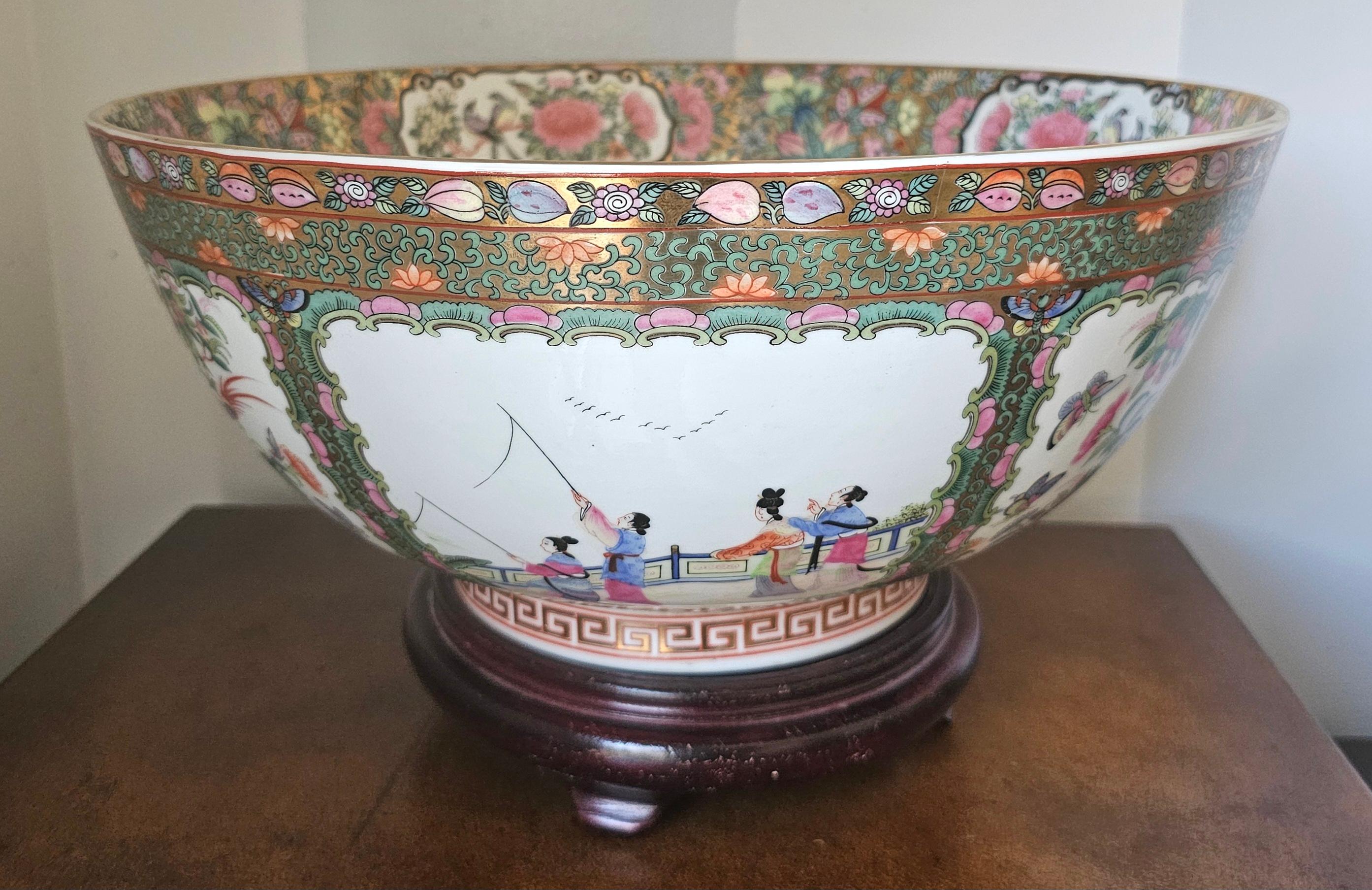 Punch Bowl con medaglione a rosa di esportazione cinese della metà del secolo scorso su supporto in Wood in vendita 1