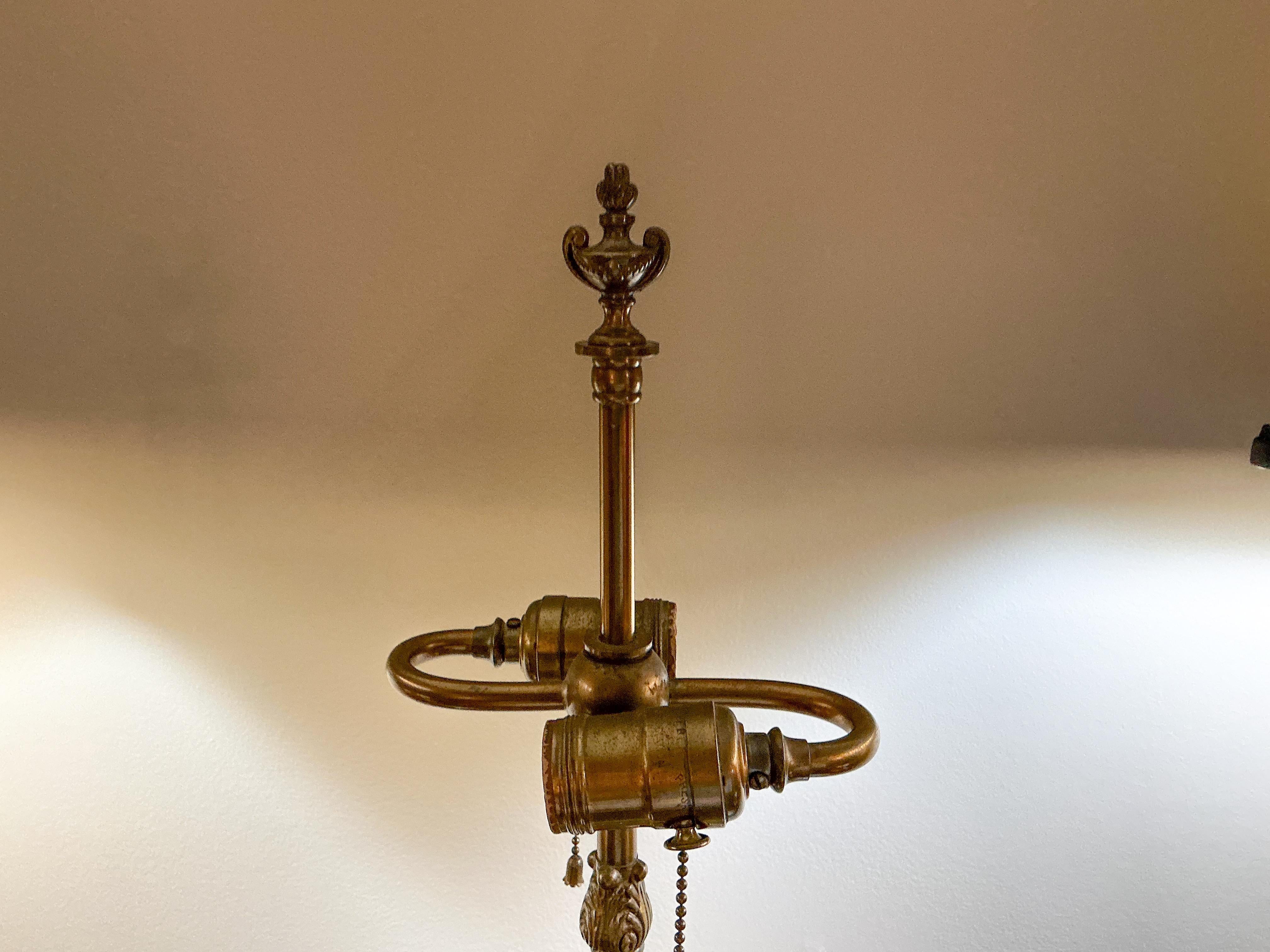 J'adore la couleur ! Il s'agit d'une paire de lampes en forme de calebasse de style export chinois du milieu du siècle dernier. Les bases et les capuchons sont en laiton, et les corps sont en céramique verte gaufrée en relief. Ils ne portent aucune