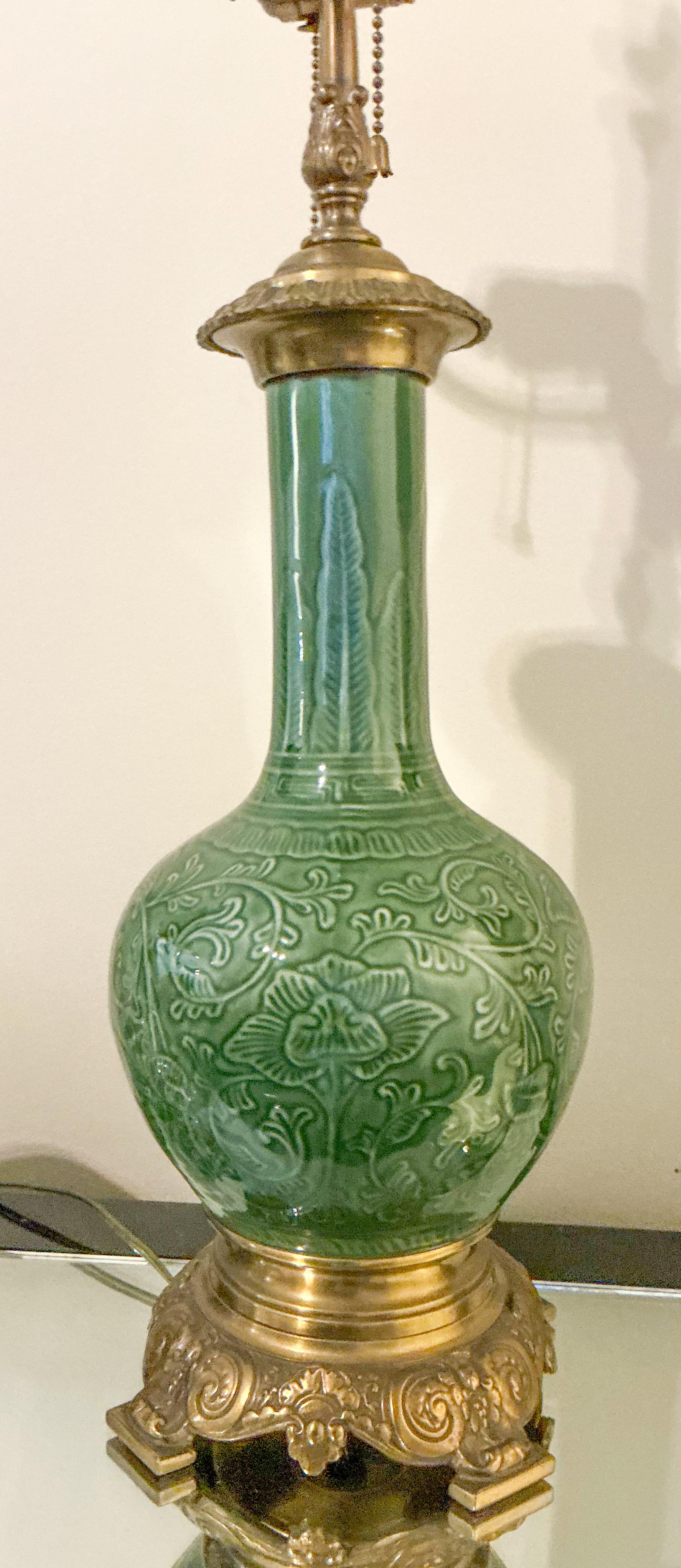 20ième siècle Lampes de table en gourde gaufrée verte de style export chinois du milieu du siècle - Paire en vente