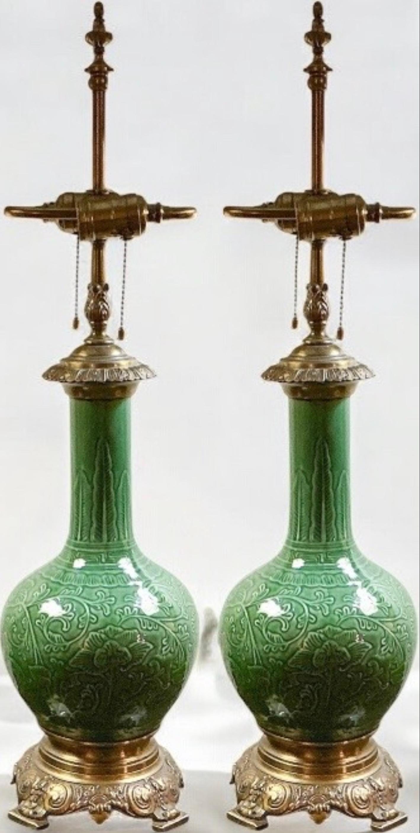 Laiton Lampes de table en gourde gaufrée verte de style export chinois du milieu du siècle - Paire en vente