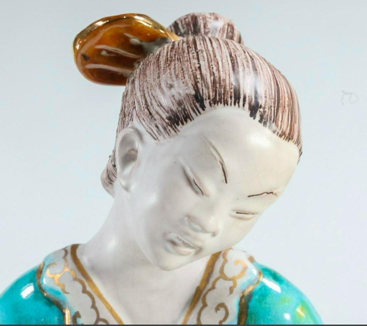 Es handelt sich um eine Reihe von männlichen und weiblichen asiatischen Figuren aus glasierter italienischer Keramik. Sie sind handbemalt und signiert. Sie haben leuchtende Farben und vergoldete Akzente. 