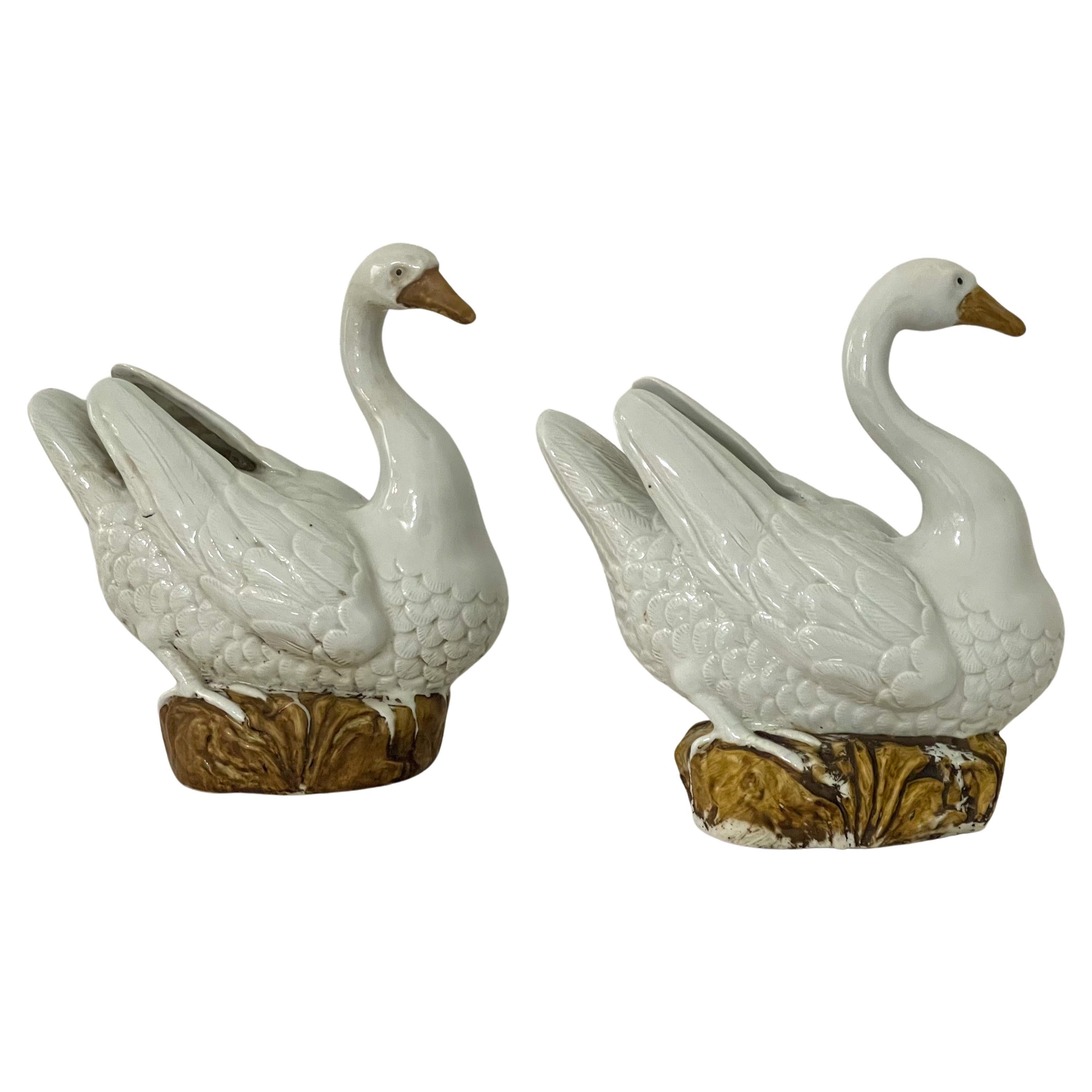 Great for gifting to yourself or someone else! This is a pair of mid-century Chinese Export style swan figurines. They are unmarked and in very good condition. 