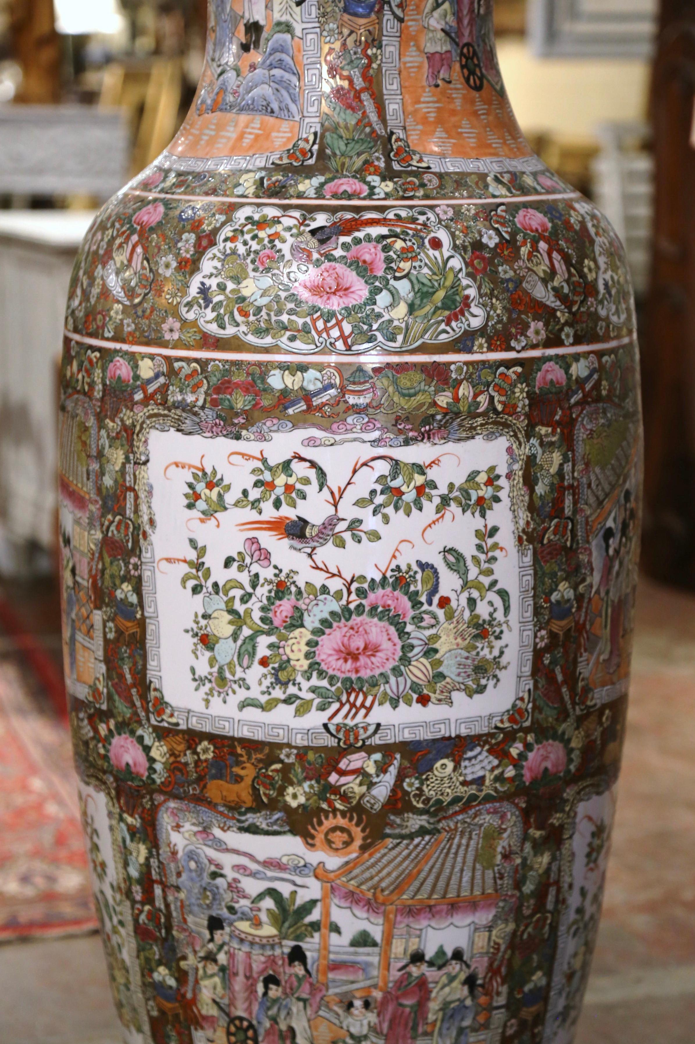 Chinois Vase de temple chinois du milieu du siècle, peint à la main, avec médaillon Famille Rose en vente