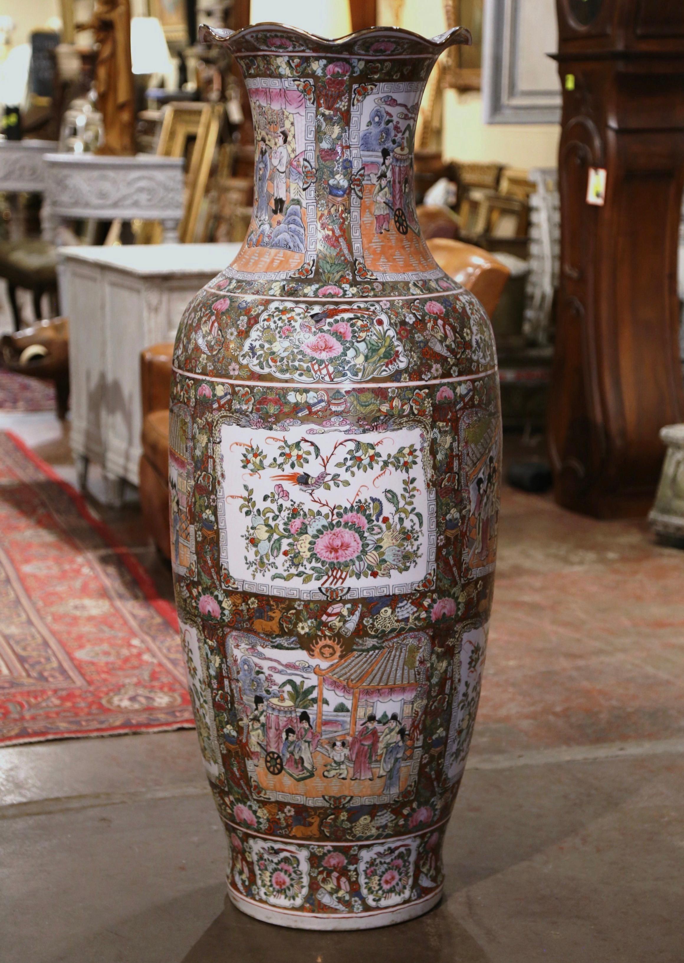 Mid-Century Chinese Hand Painted Famille Rose Medallion Temple Vase In Excellent Condition For Sale In Dallas, TX