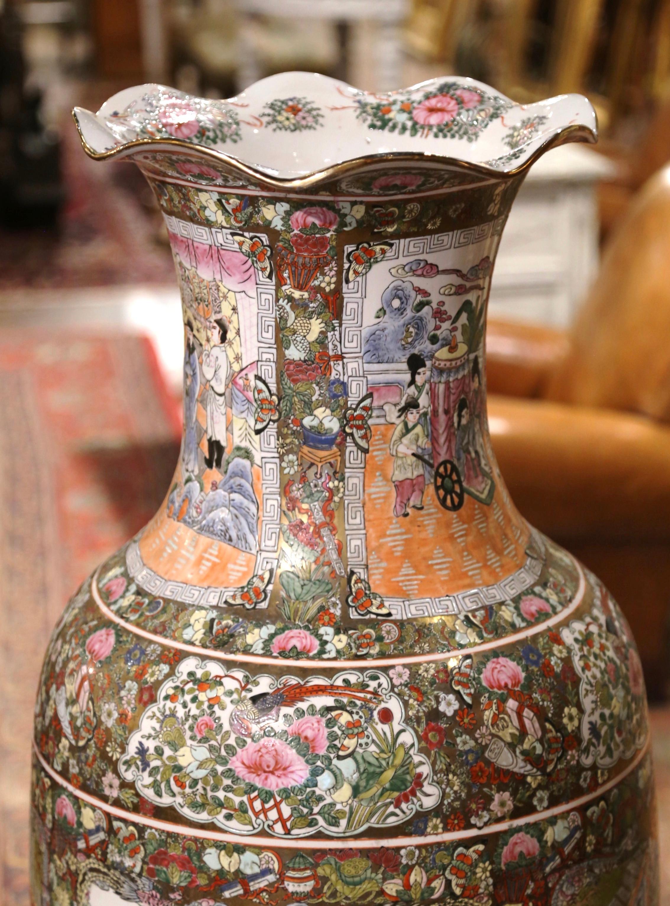 Vase de temple chinois du milieu du siècle, peint à la main, avec médaillon Famille Rose Excellent état - En vente à Dallas, TX