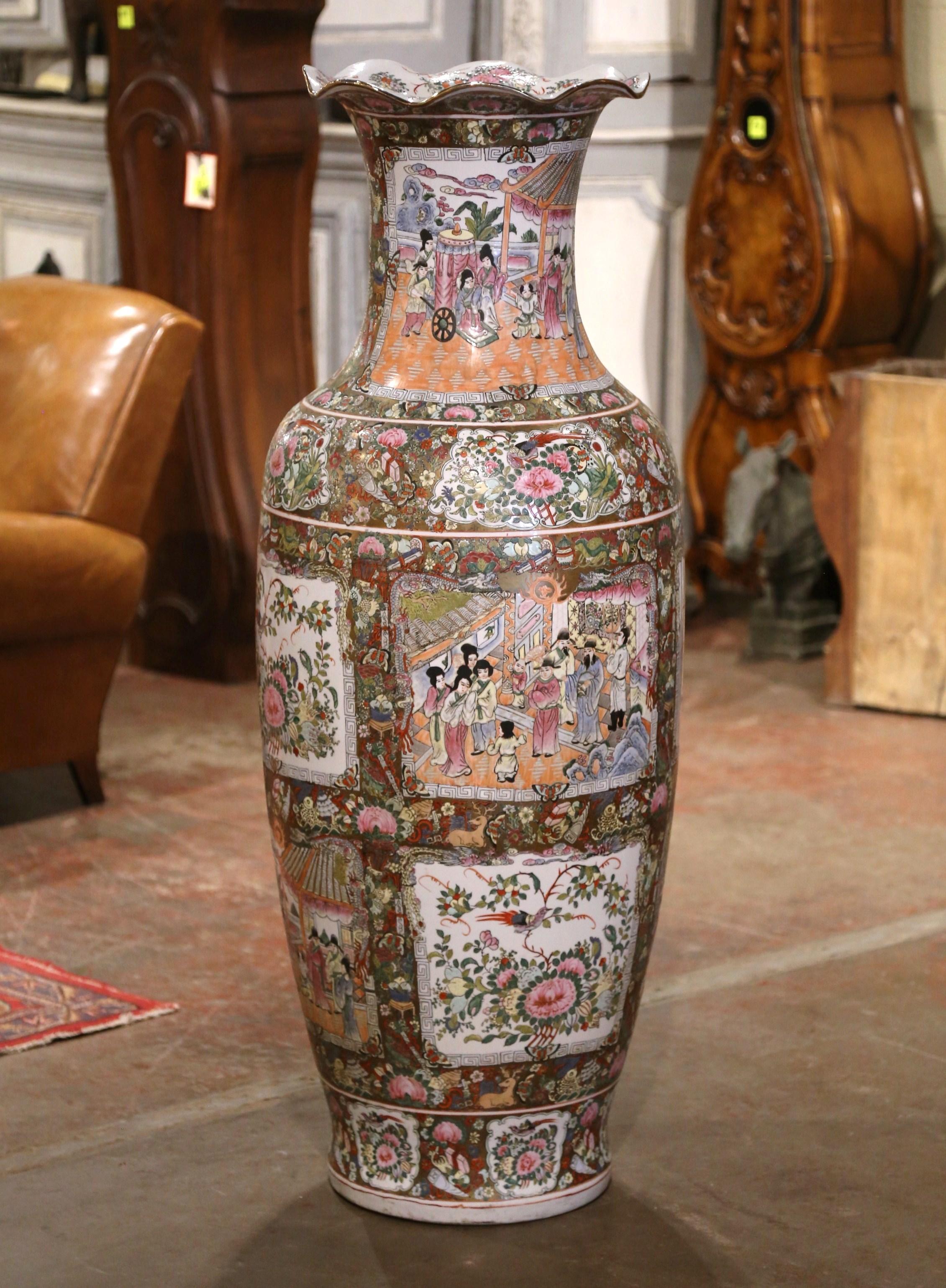 20ième siècle Vase de temple chinois du milieu du siècle, peint à la main, avec médaillon Famille Rose en vente