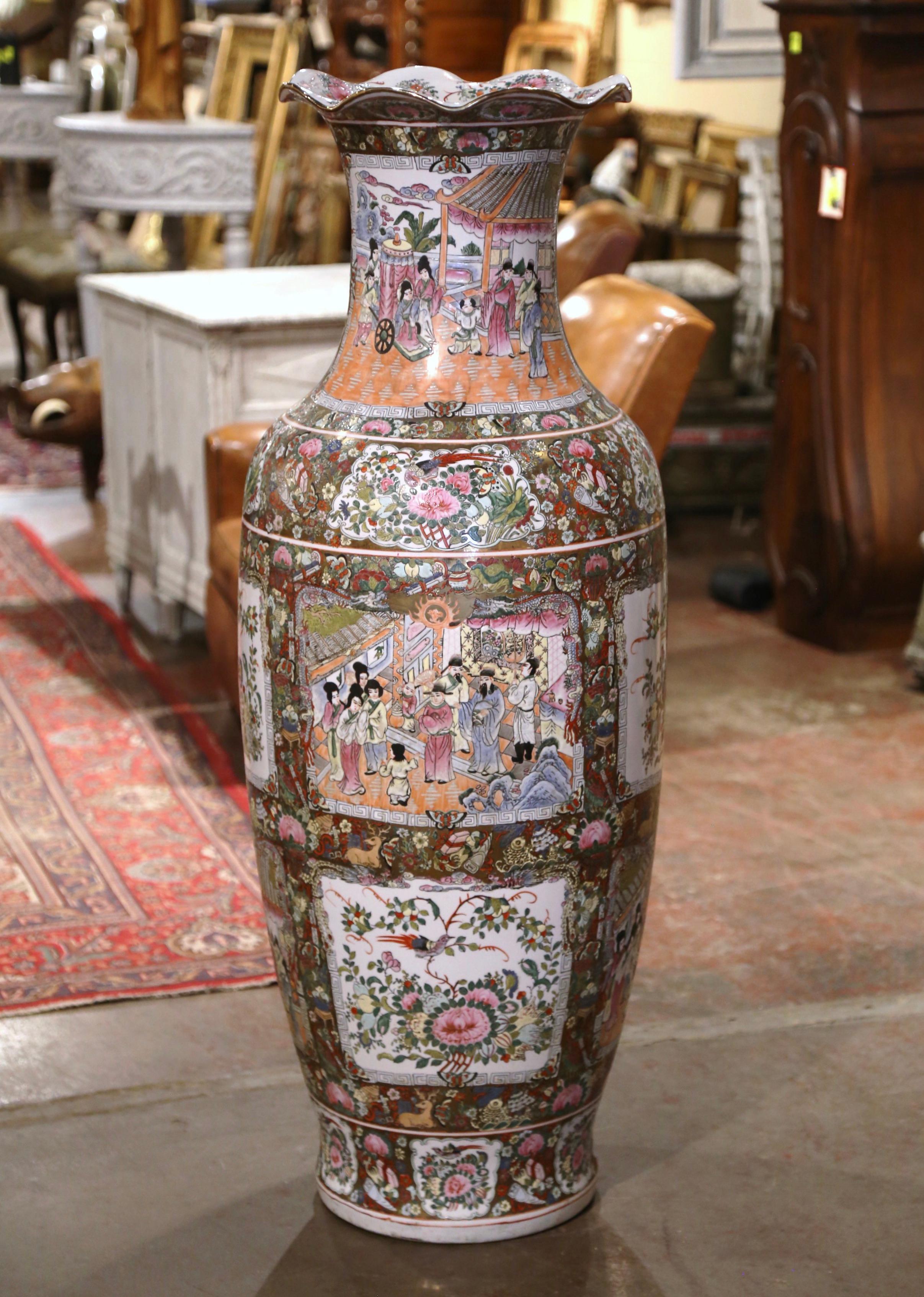 Porcelaine Vase de temple chinois du milieu du siècle, peint à la main, avec médaillon Famille Rose en vente