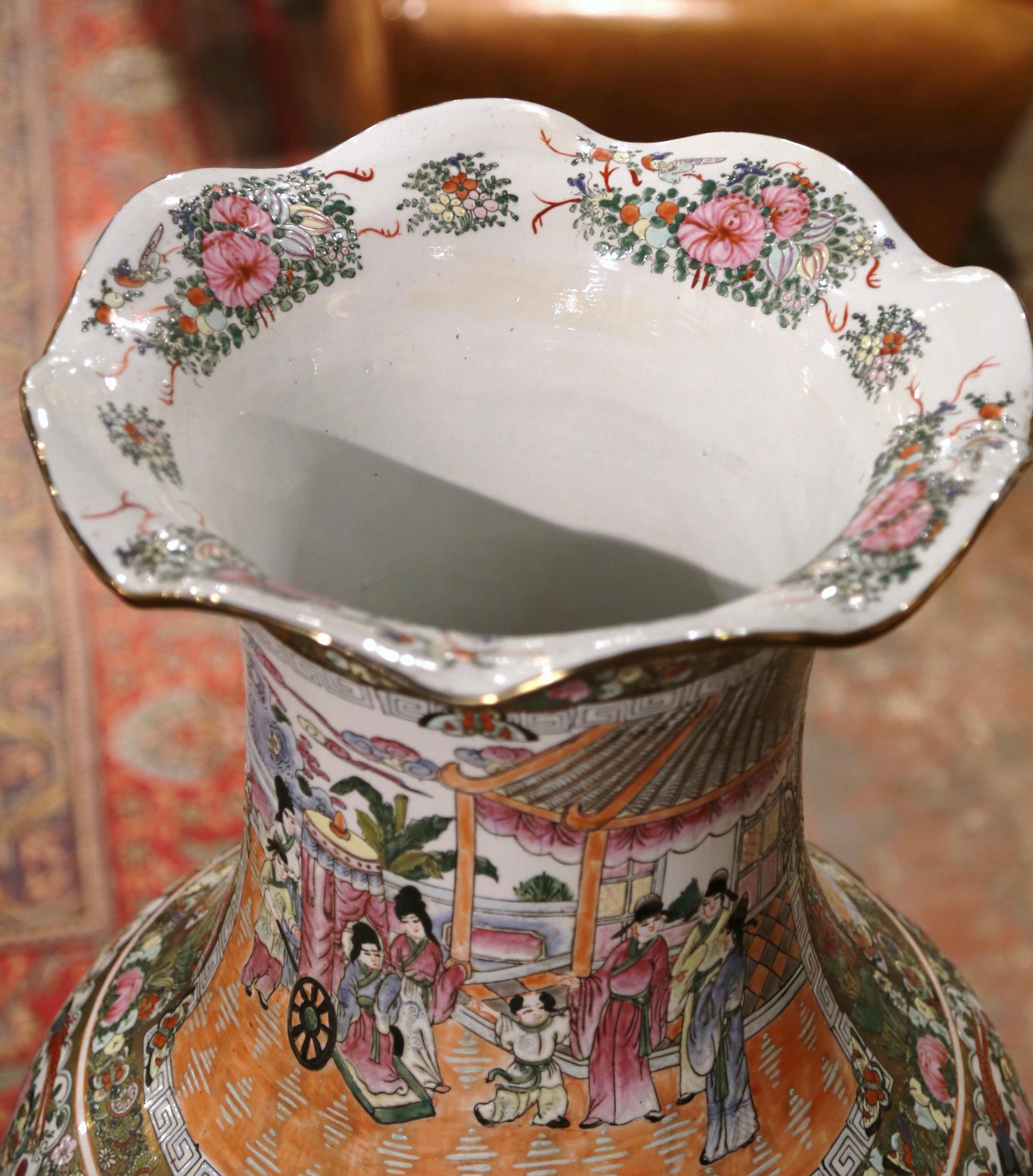 Vase de temple chinois du milieu du siècle, peint à la main, avec médaillon Famille Rose en vente 2