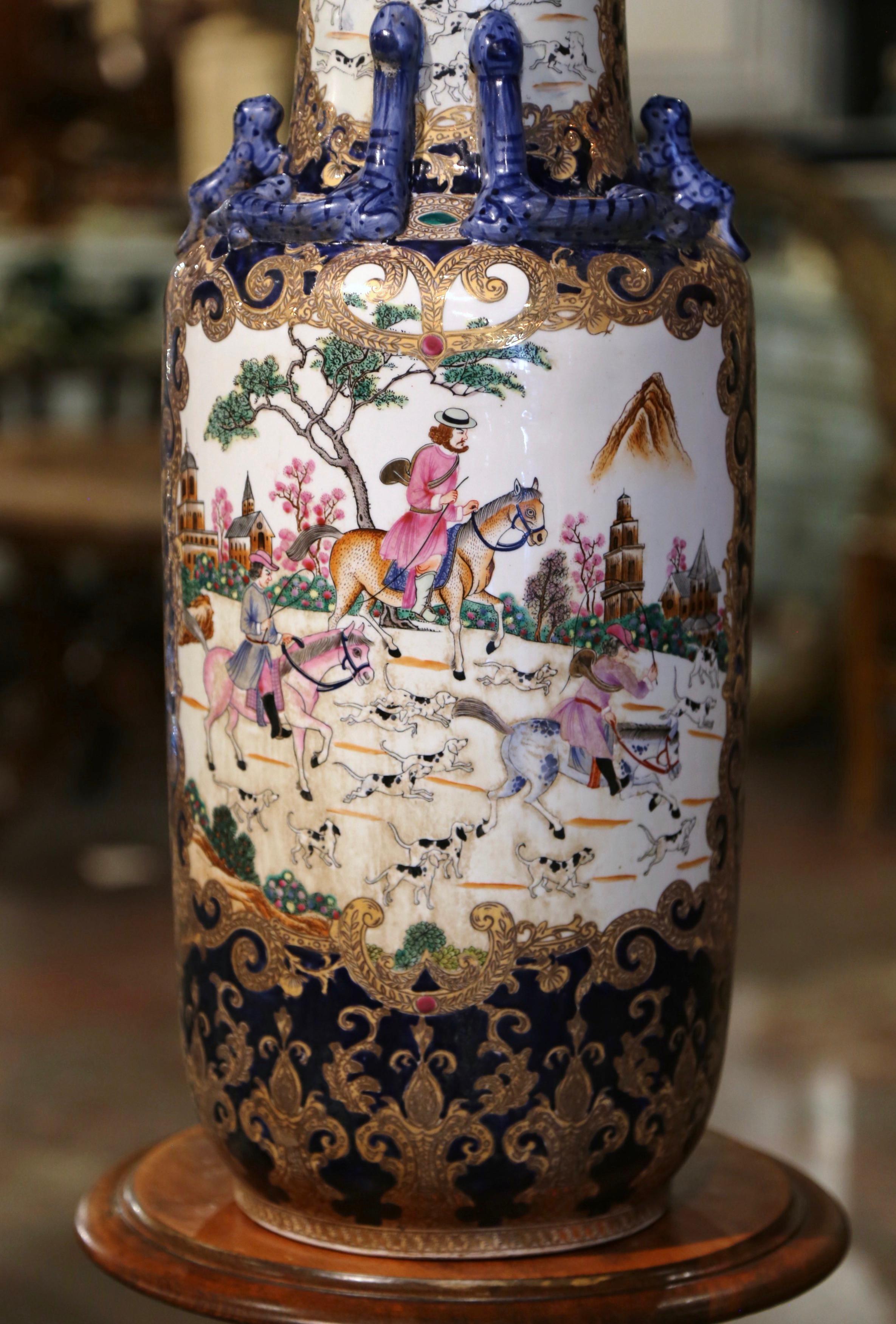 Chinesische handbemalte glasierte Keramikvase mit Fu-Hunde-Motiven aus der Mitte des Jahrhunderts (Glasiert) im Angebot