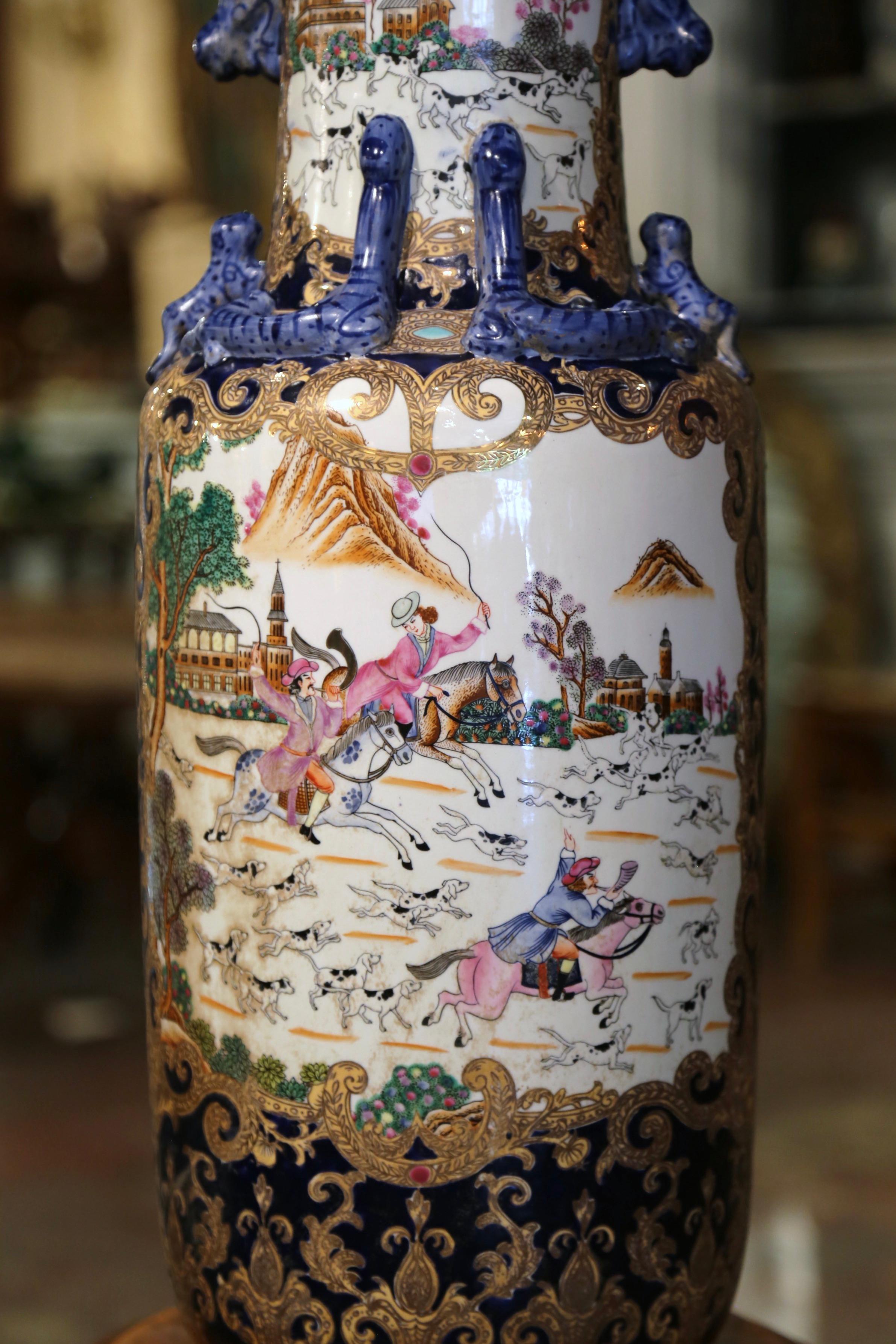 Chinesische handbemalte glasierte Keramikvase mit Fu-Hunde-Motiven aus der Mitte des Jahrhunderts im Angebot 2