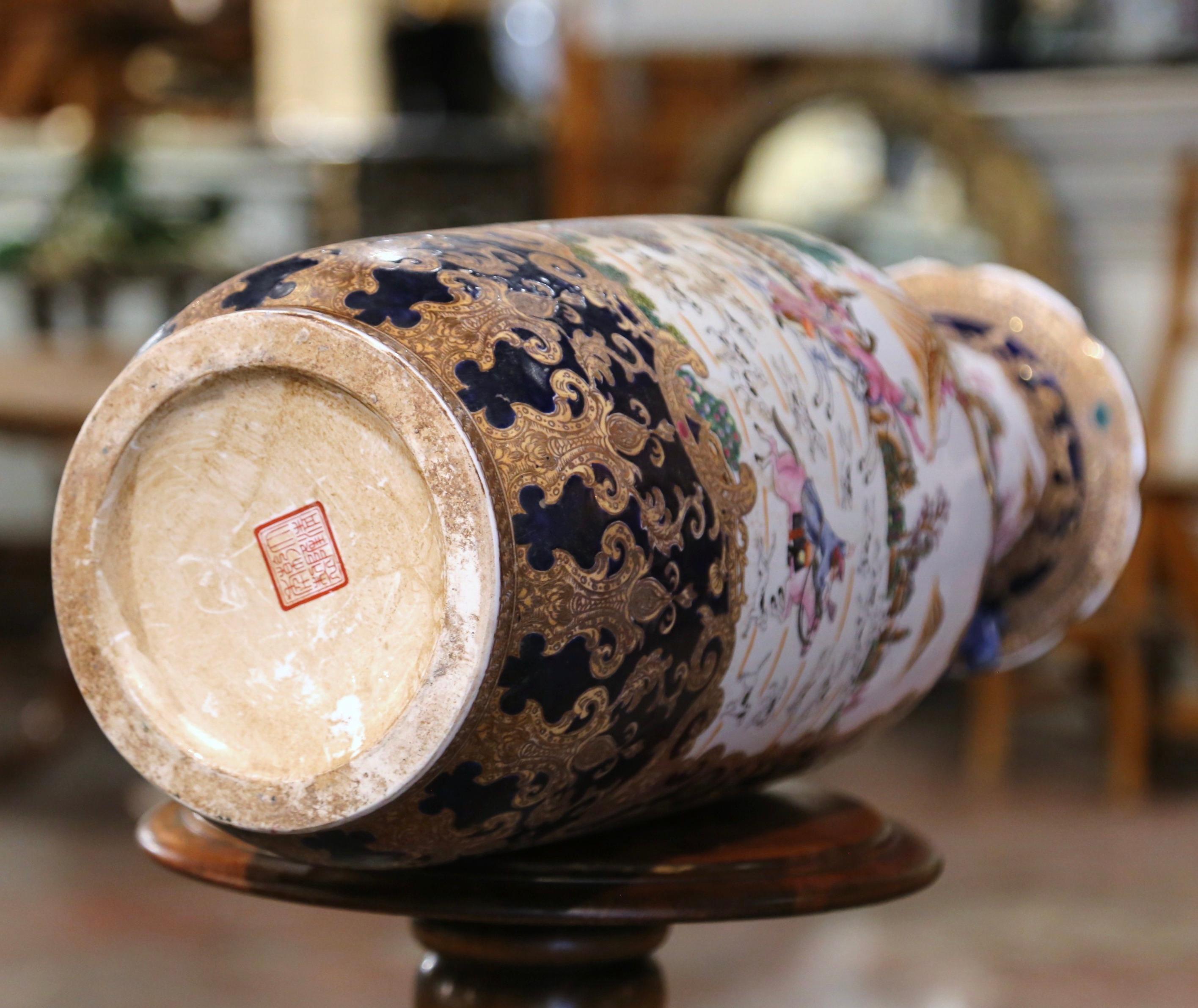 Chinesische handbemalte glasierte Keramikvase mit Fu-Hunde-Motiven aus der Mitte des Jahrhunderts im Angebot 4