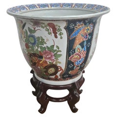 Pintado a mano chino de mediados de siglo  Jardinera de porcelana sobre soporte de madera dura