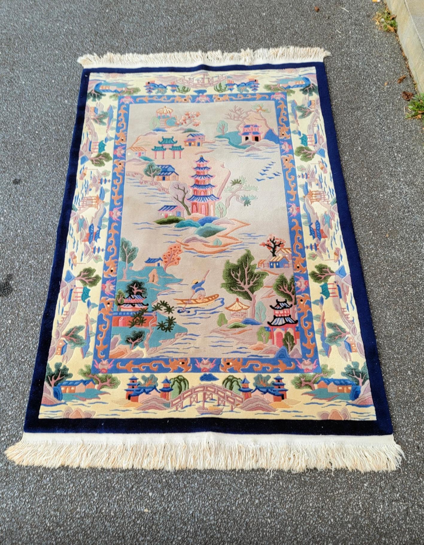 Alfombra pictórica china de pelo alto de mediados de siglo con escenas de pagodas y Chinoiserie siglo XX en venta