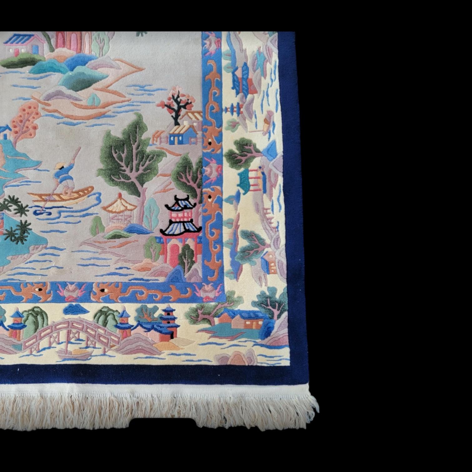 Alfombra pictórica china de pelo alto de mediados de siglo con escenas de pagodas y Chinoiserie Lana en venta