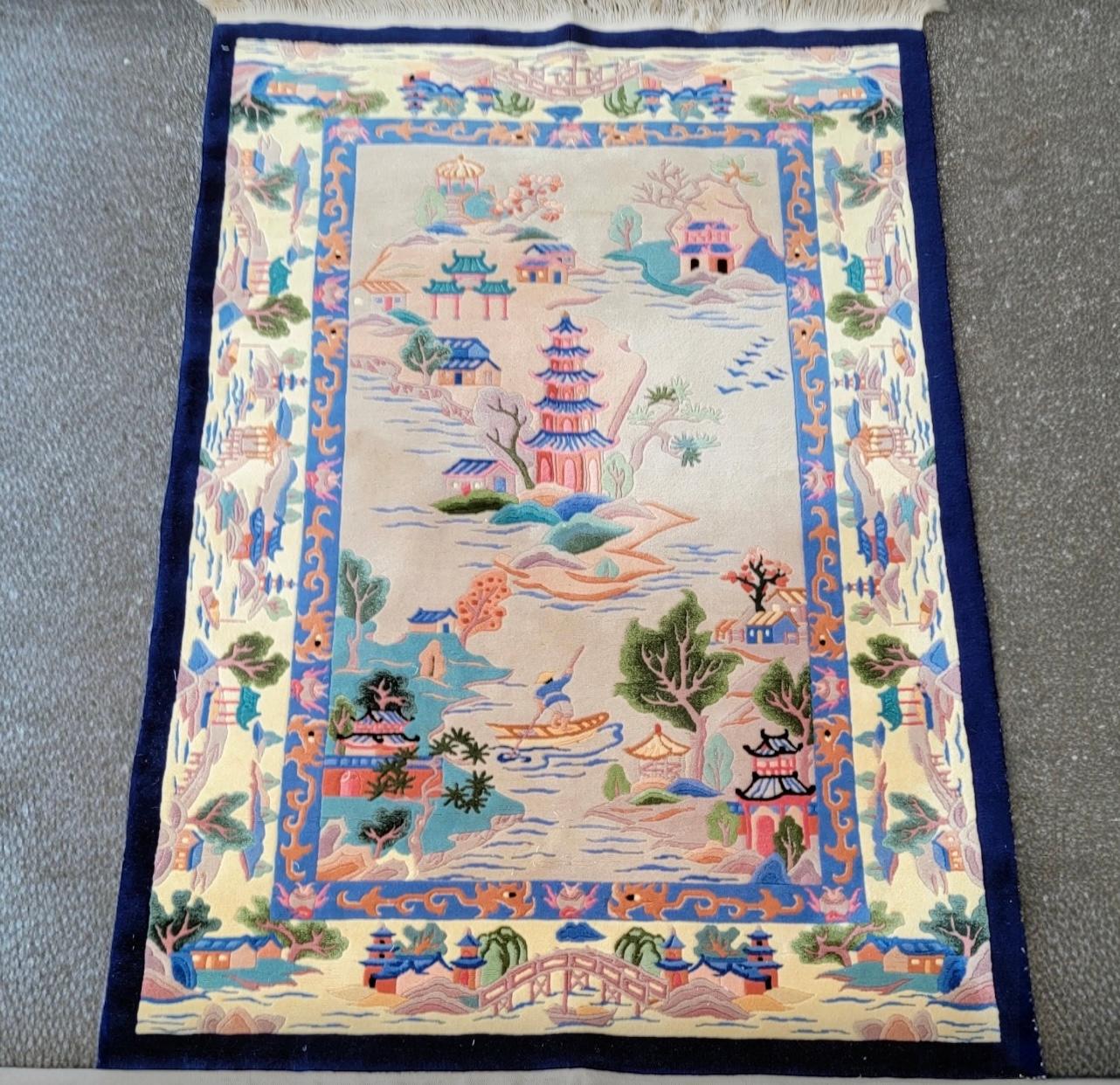 Alfombra pictórica china de pelo alto de mediados de siglo con escenas de pagodas y Chinoiserie en venta 1