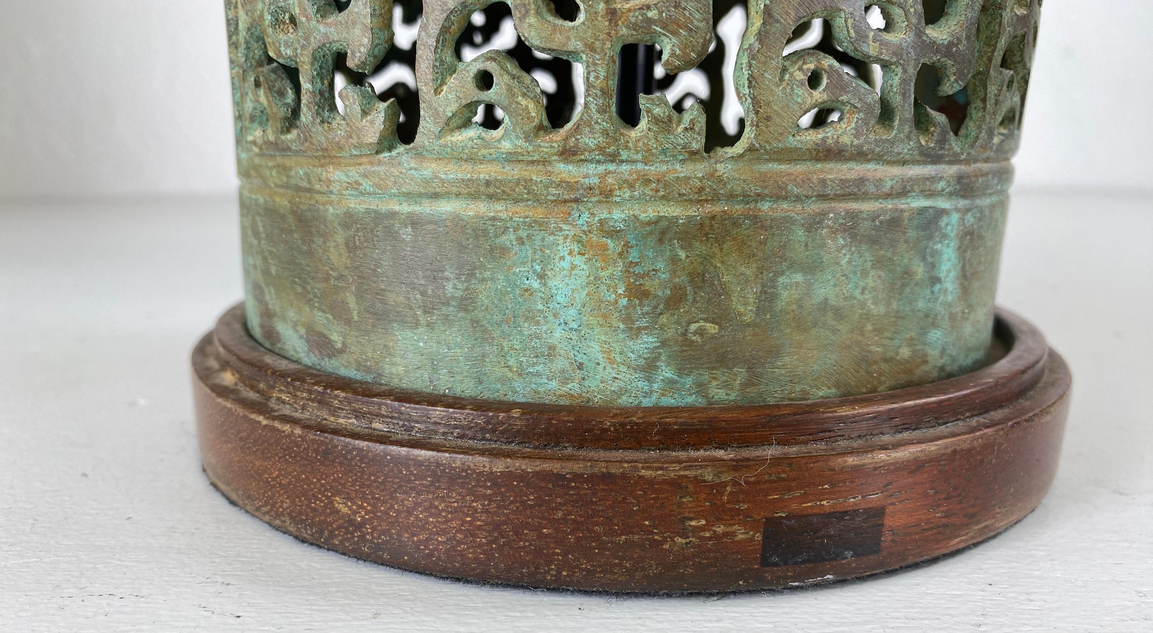 Mid-century Chinese inspired bronze table lamp after James Mont 2