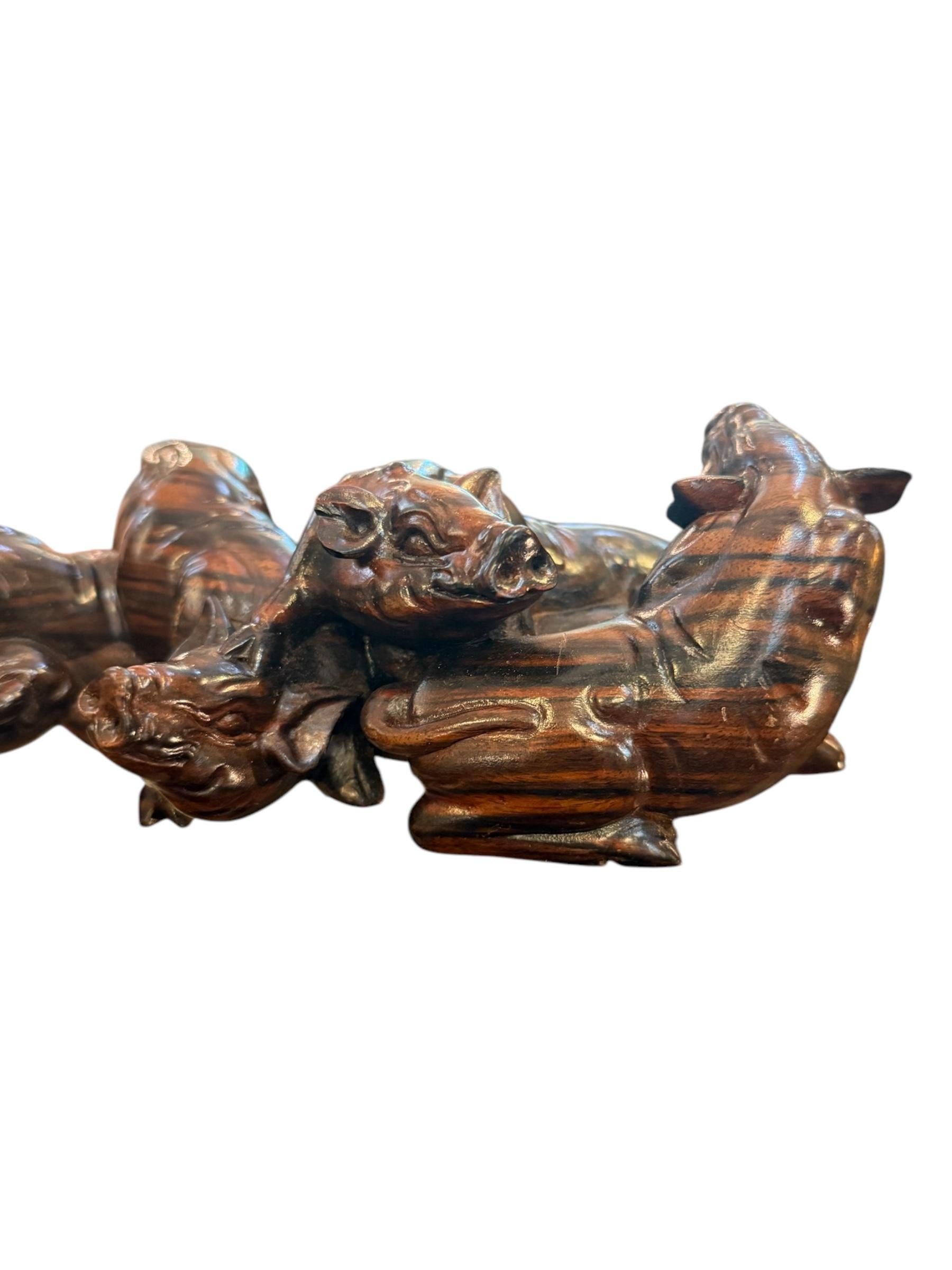 Statue de cochon chinoise du milieu du siècle en bois de fer sculptée à la main Bon état - En vente à Pasadena, CA