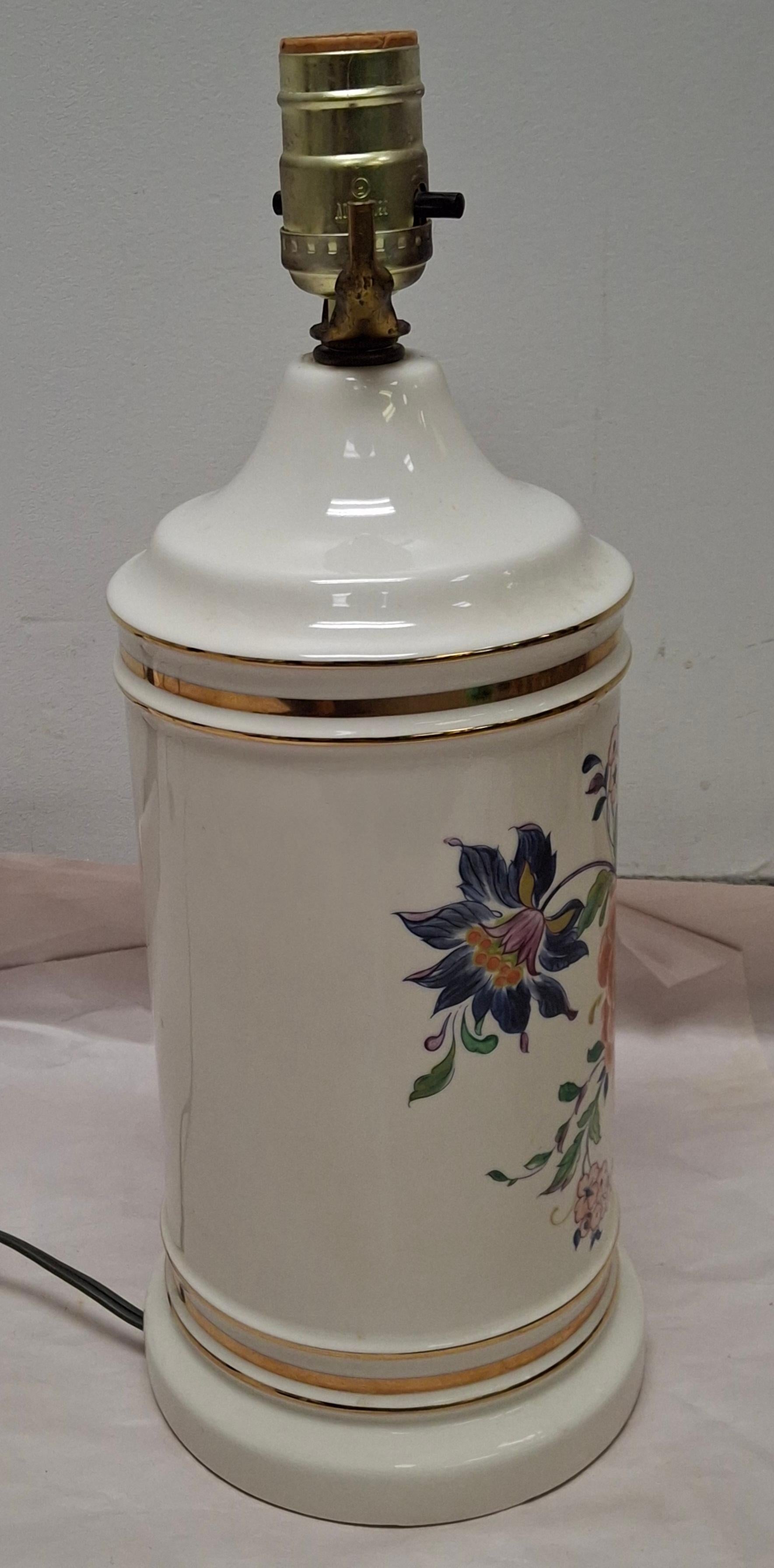 American Mid Century Chinese Off-White Floral Porcelain Table Lamp W/ Gilt Trims For Sale