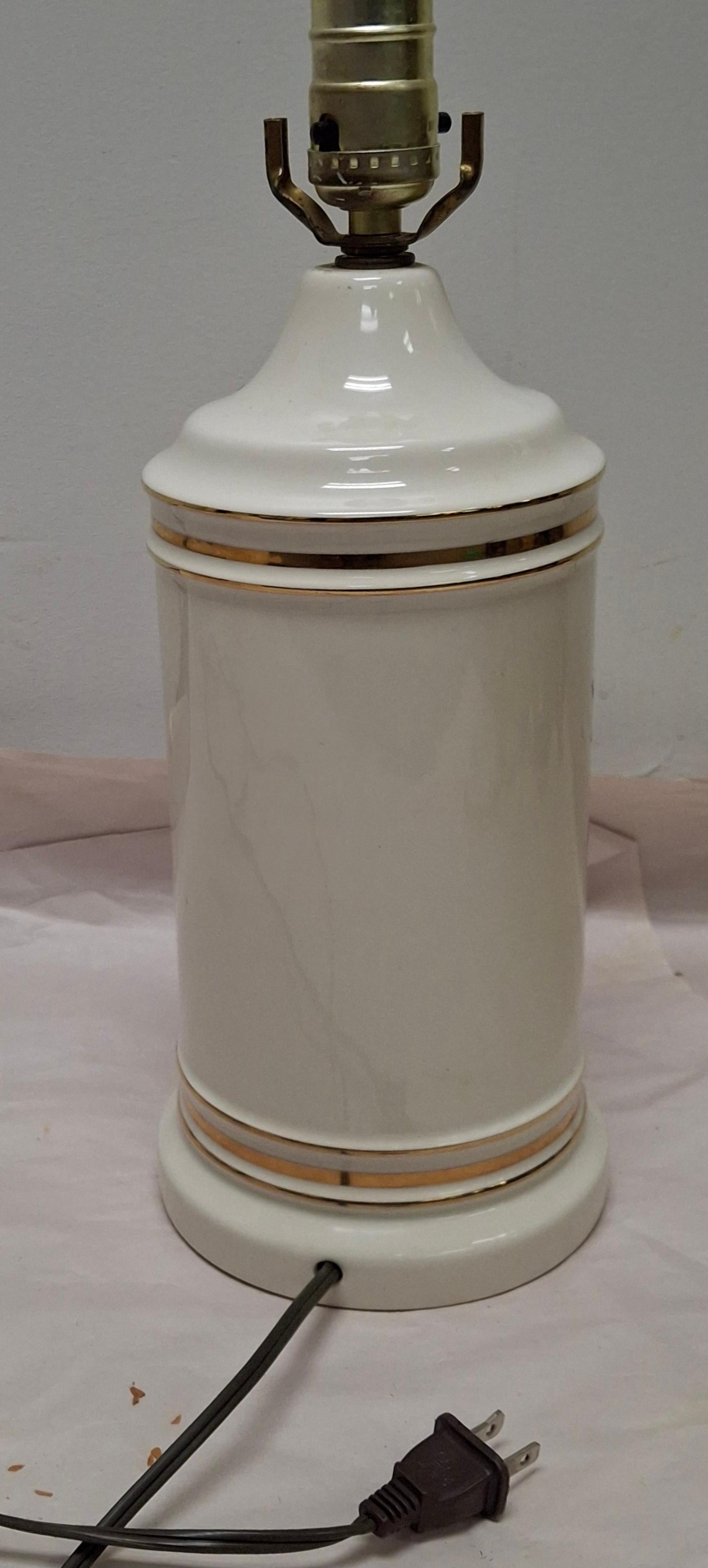 Mid Century Chinese Off-White Floral Porcelain Table Lamp W/ Gilt Trims In Good Condition For Sale In Germantown, MD