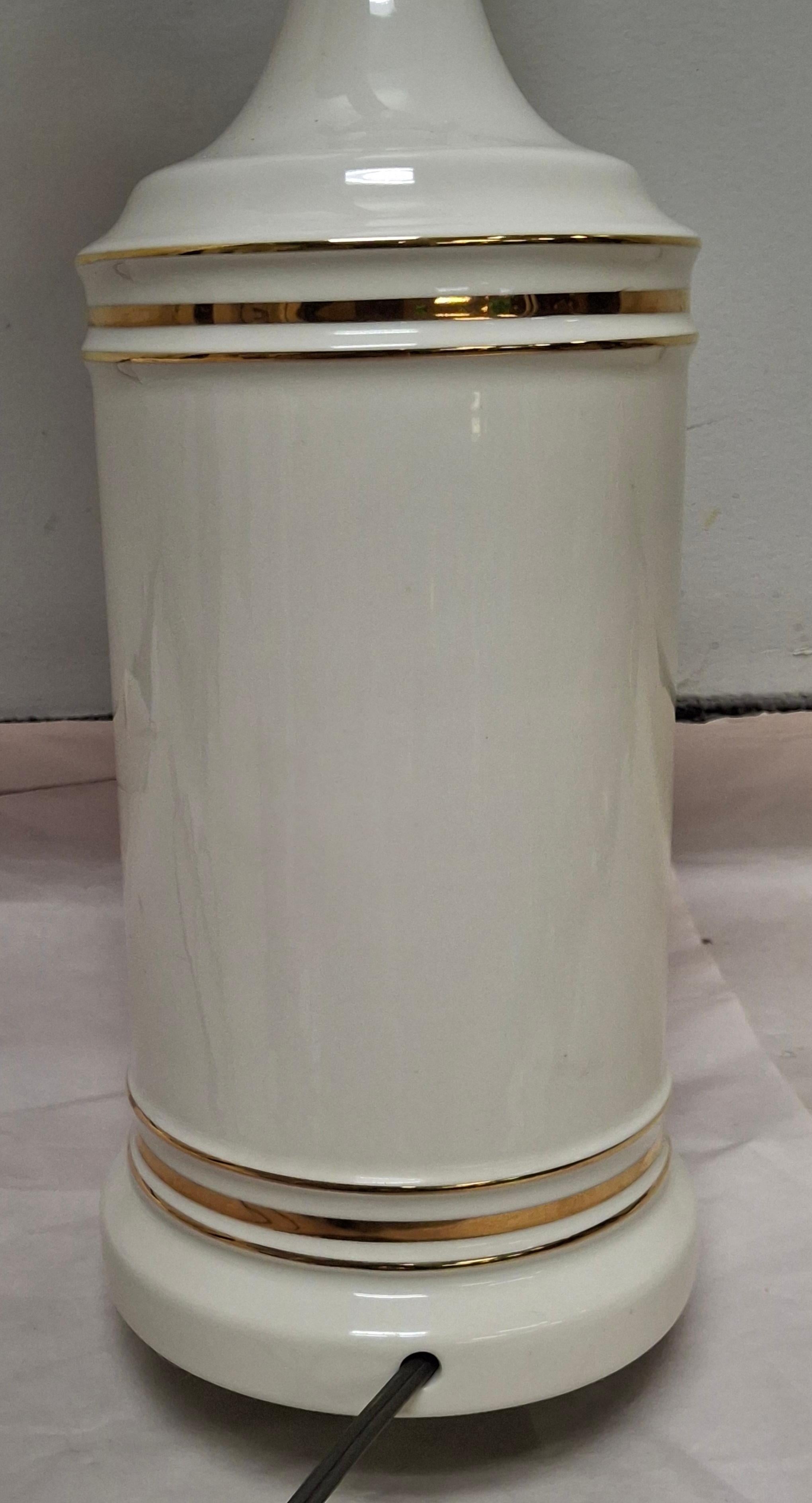 20th Century Mid Century Chinese Off-White Floral Porcelain Table Lamp W/ Gilt Trims For Sale