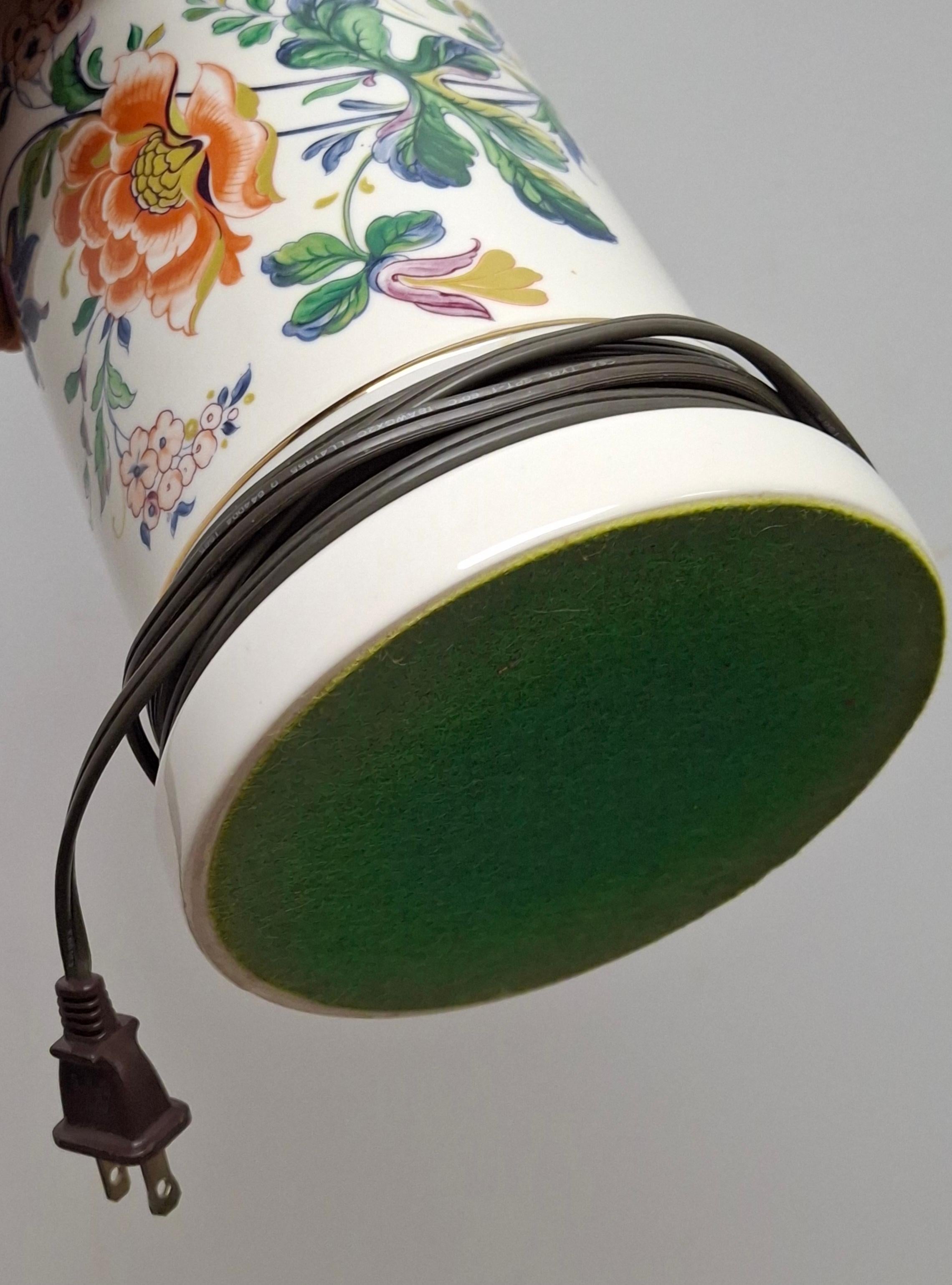 Mid Century Chinese Off-White Floral Porcelain Table Lamp W/ Gilt Trims For Sale 2