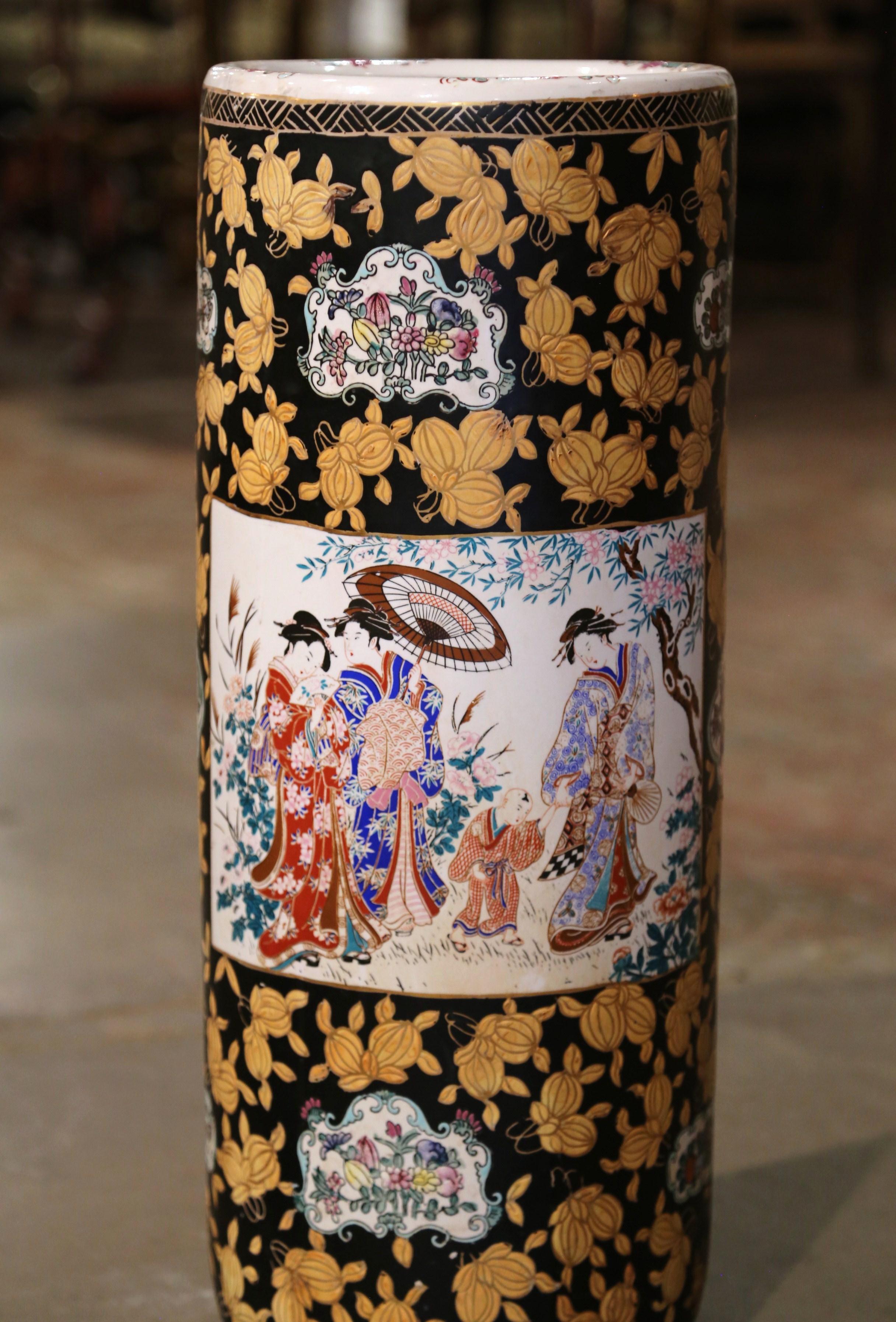 Mitte des Jahrhunderts Chinesisch bemalt & vergoldet Famille Rose Porzellan Umbrella Stand (Handbemalt) im Angebot