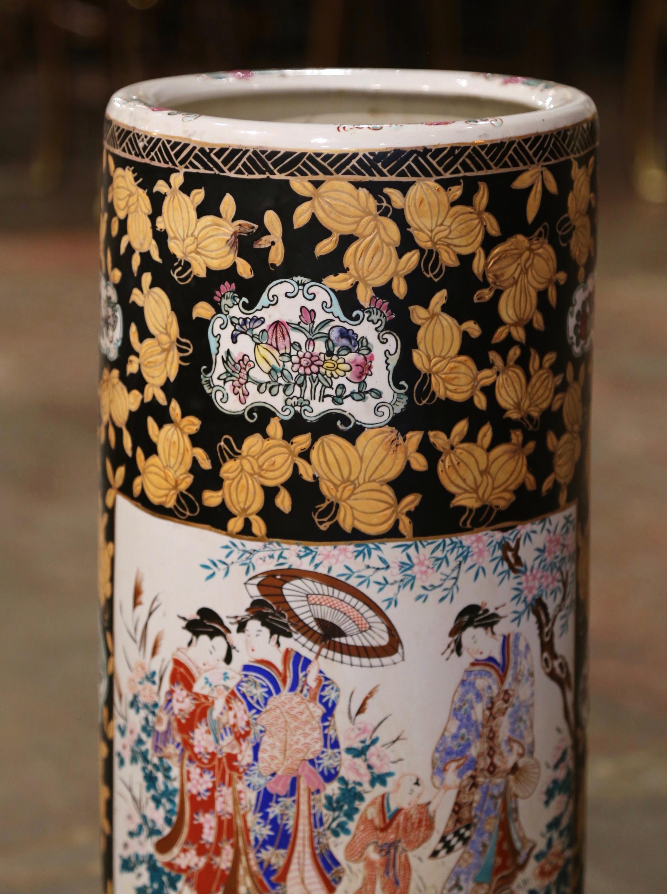 Peint à la main Stand à parapluie en porcelaine de famille rose peinte et dorée du milieu du siècle en vente