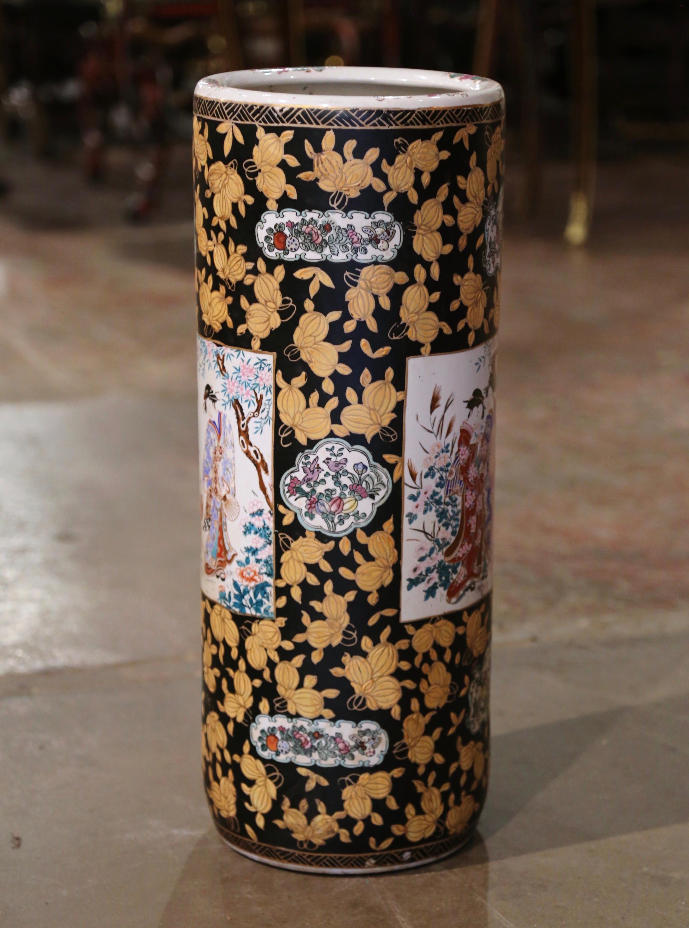 Mid-Century Chinese Painted & Gilt Famille Rose Porcelain Umbrella Stand In Excellent Condition For Sale In Dallas, TX